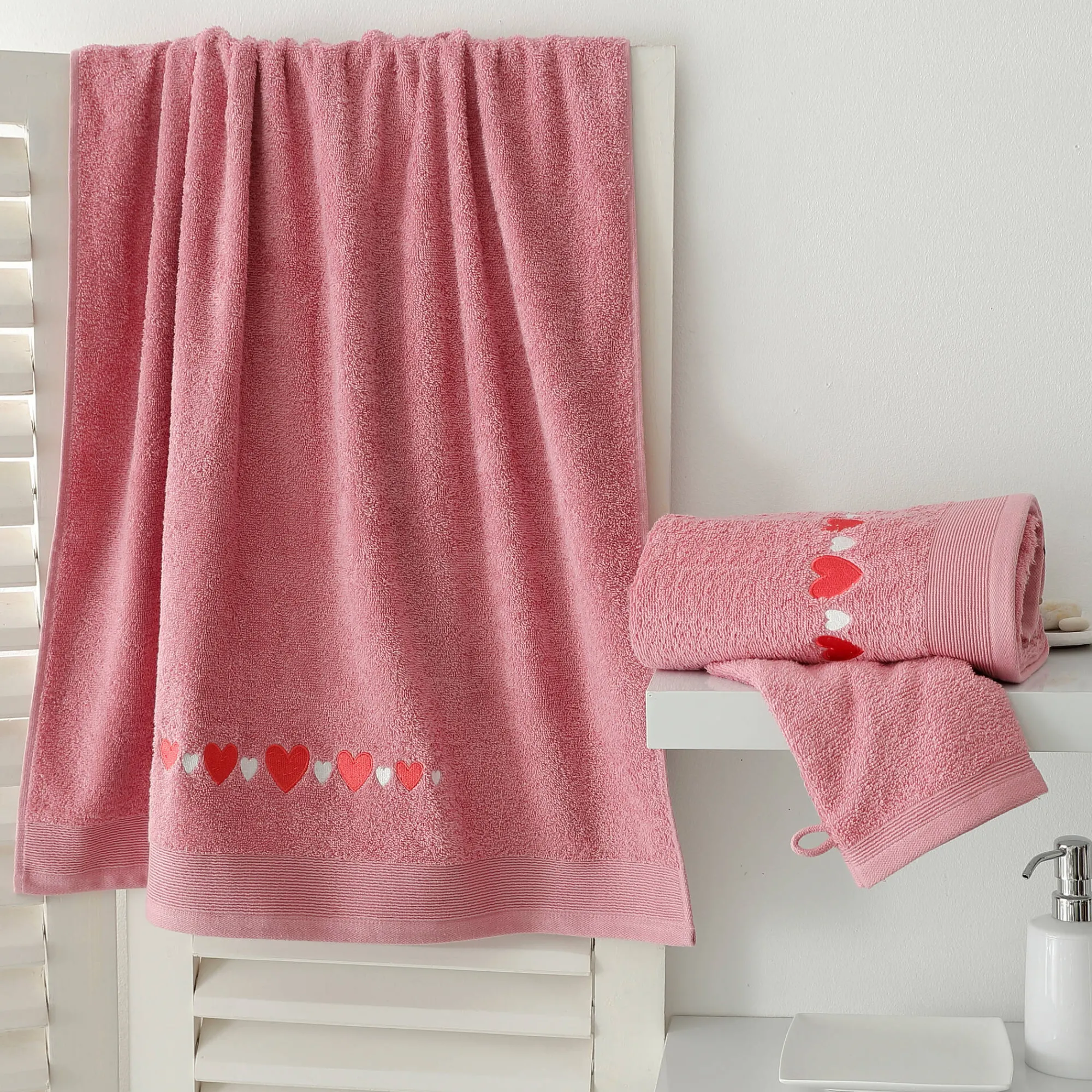 Badhanddoek<Colombine Badhanddoeken met geborduurde hartjes oudroze