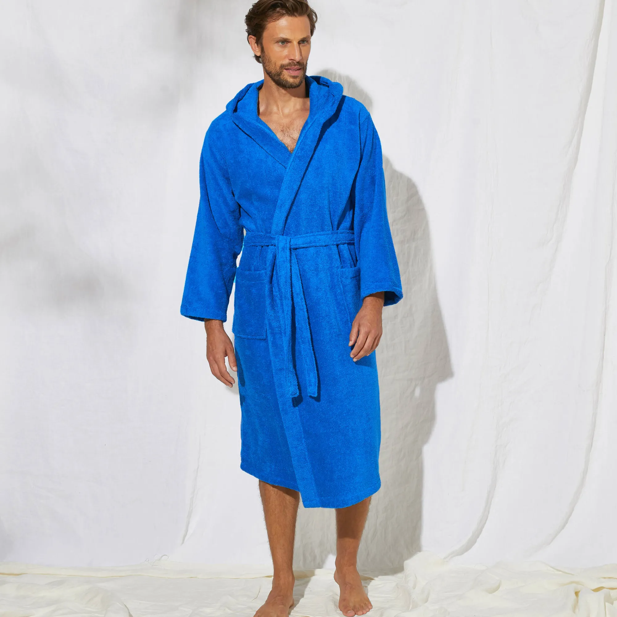 Badjas<Colombine Badjas in lusjesbadstof, kraag met kap, unisex volwassenen felblauw