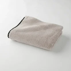 Badhanddoek<Blancheporte Badstof, afgewerkt met fantasieborduursel - 420g/m2 zandkleur