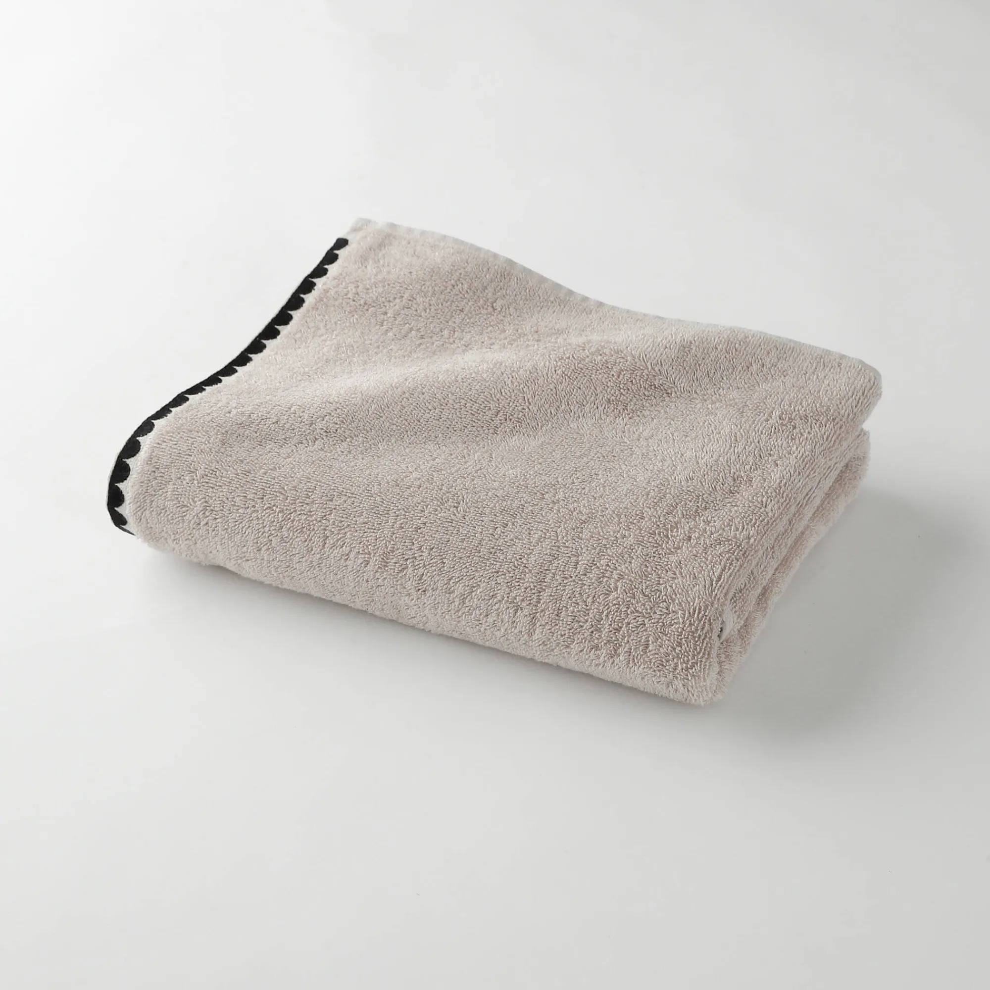 Badhanddoek<Blancheporte Badstof, afgewerkt met fantasieborduursel - 420g/m2 zandkleur