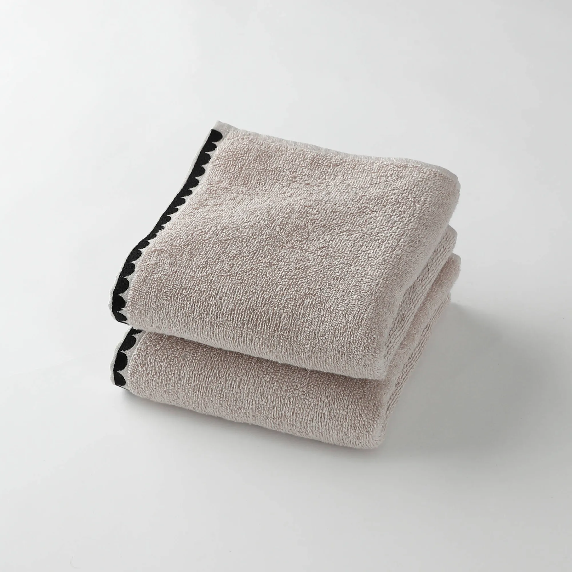 Badhanddoek<Blancheporte Badstof, afgewerkt met fantasieborduursel - 420g/m2 zandkleur