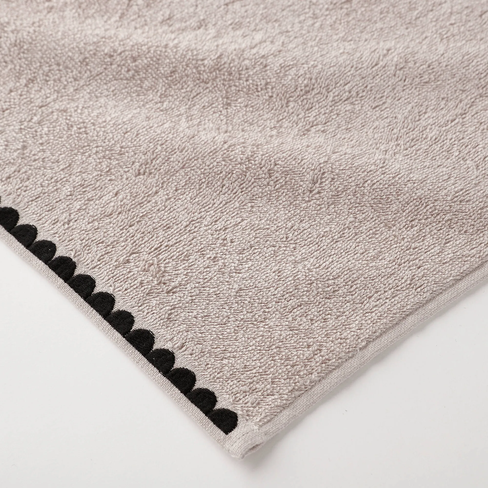 Badhanddoek<Blancheporte Badstof, afgewerkt met fantasieborduursel - 420g/m2 zandkleur