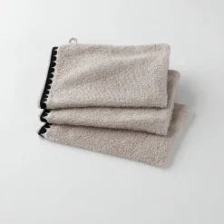 Badhanddoek<Blancheporte Badstof, afgewerkt met fantasieborduursel - 420g/m2 zandkleur
