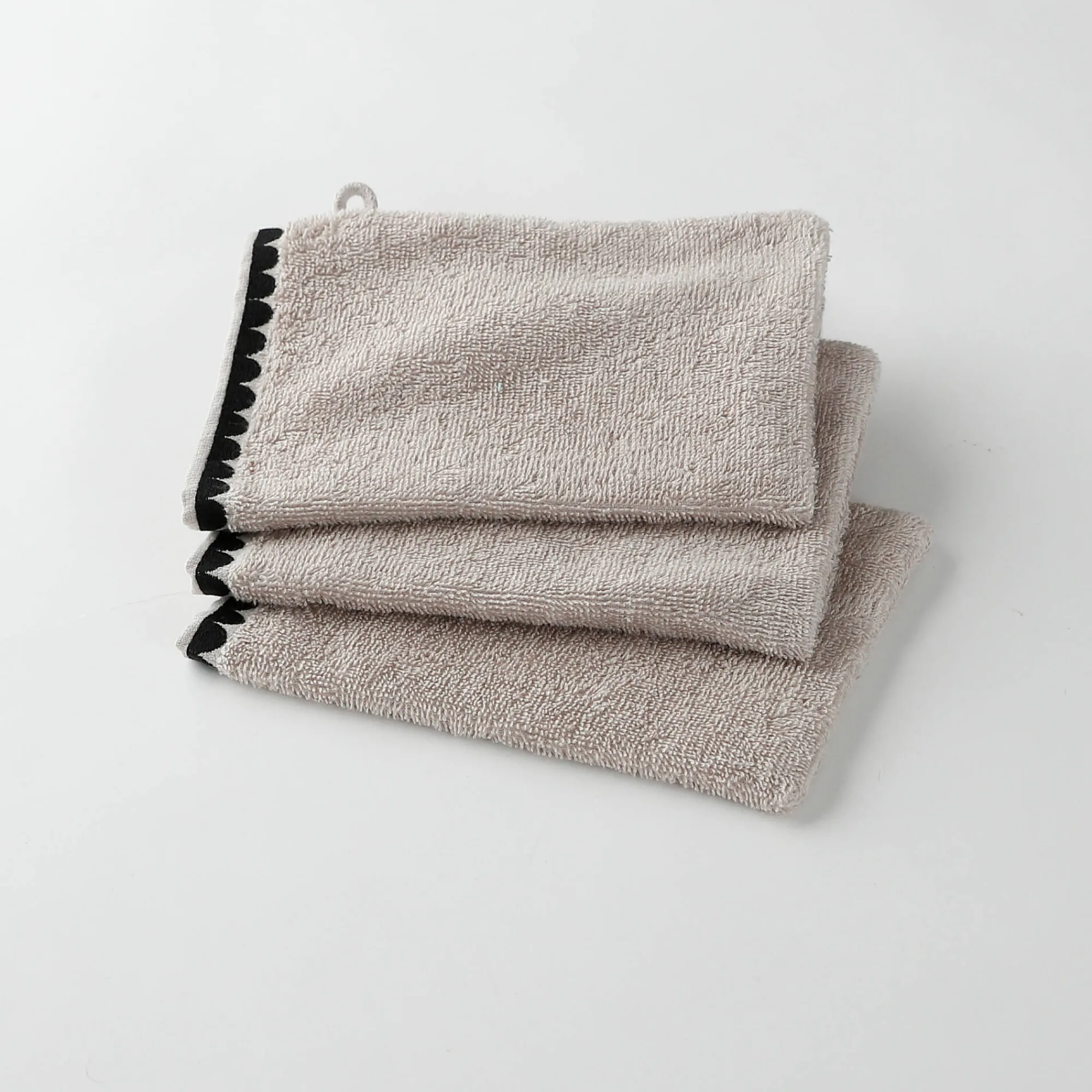 Badhanddoek<Blancheporte Badstof, afgewerkt met fantasieborduursel - 420g/m2 zandkleur