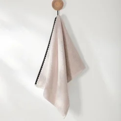 Badhanddoek<Blancheporte Badstof, afgewerkt met fantasieborduursel - 420g/m2 zandkleur