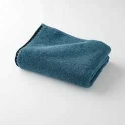 Badhanddoek<Blancheporte Badstof, afgewerkt met fantasieborduursel - 420g/m2 jeansblauw