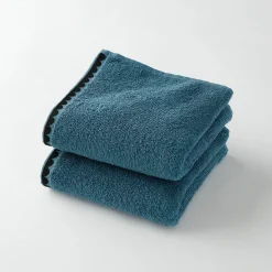 Badhanddoek<Blancheporte Badstof, afgewerkt met fantasieborduursel - 420g/m2 jeansblauw