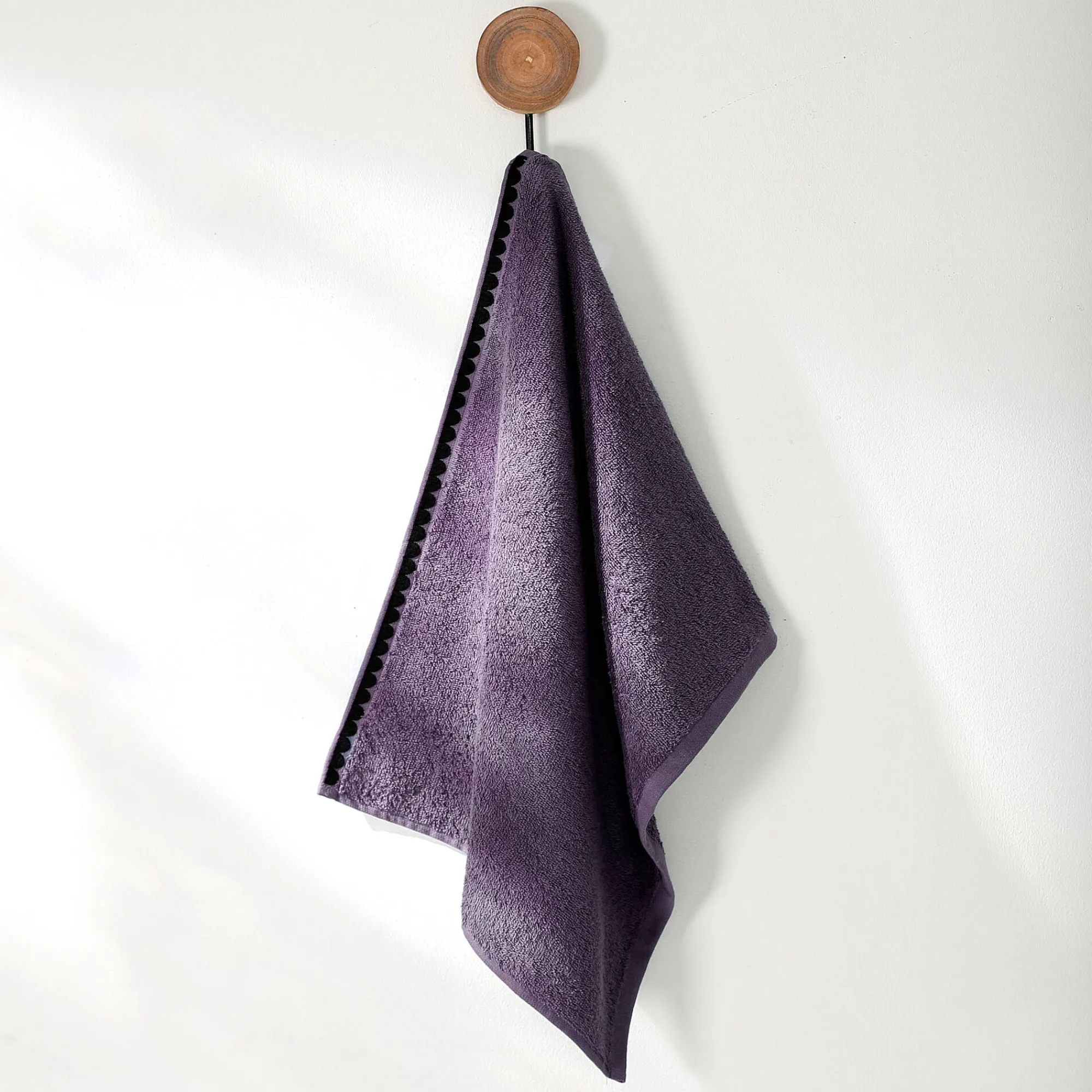 Badhanddoek<Blancheporte Badstof, afgewerkt met fantasieborduursel - 420g/m2 aubergine