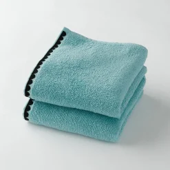 Badhanddoek<Blancheporte Badstof, afgewerkt met fantasieborduursel - 420g/m2 laguneblauw