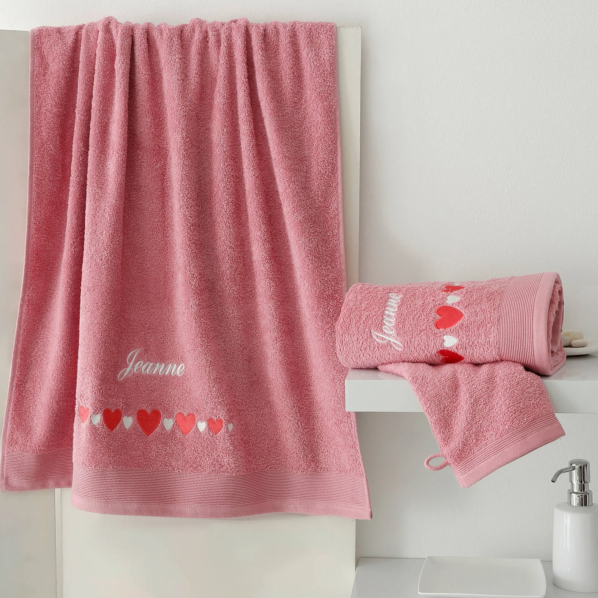 Badhanddoek|Handdoek En Badlaken Kids<Colombine Badstof met geborduurde hartjes, personaliseerbaar oudroze