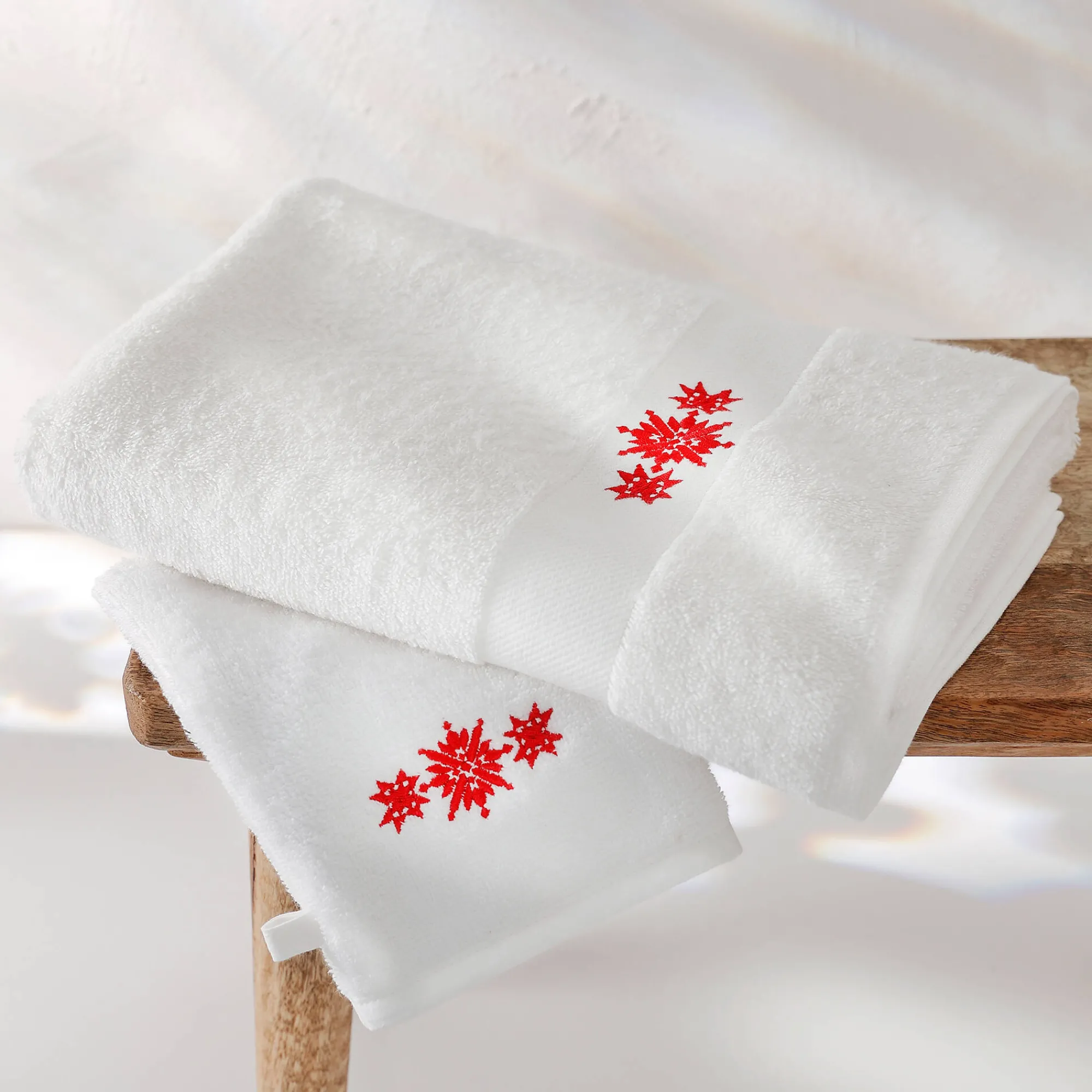 Badhanddoek<Colombine Badstofset in katoen, sierrand met geborduurde sneeuwvlokken - 420 g/m2 wit
