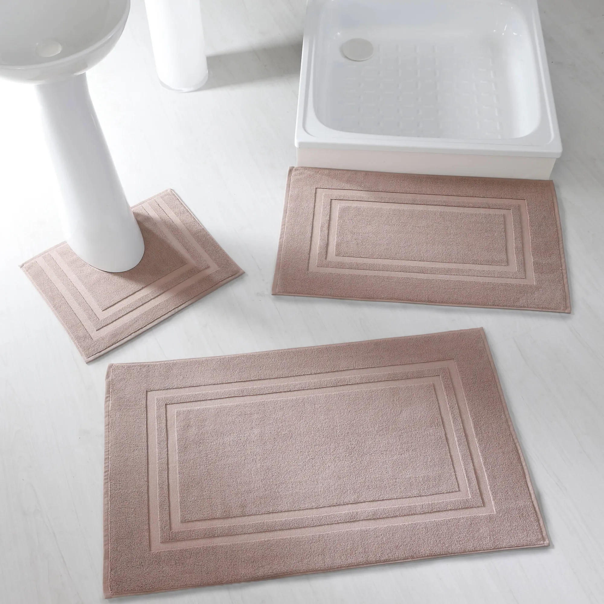 Badmatje<Colombine Badtapijtje in badstof met dubbele sierrand taupe