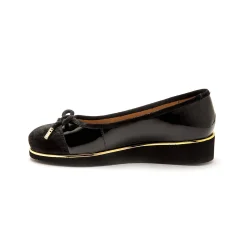 Feestelijke Schoenen|Ballerina's<PédiConfort Ballerina met sleehak en comfortbreedte, in gelakt leer - zwart