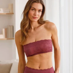 Beha<Confidence Lingerie Bandeaubeha in rekbare kant Orellana - verborgen beugels pruim
