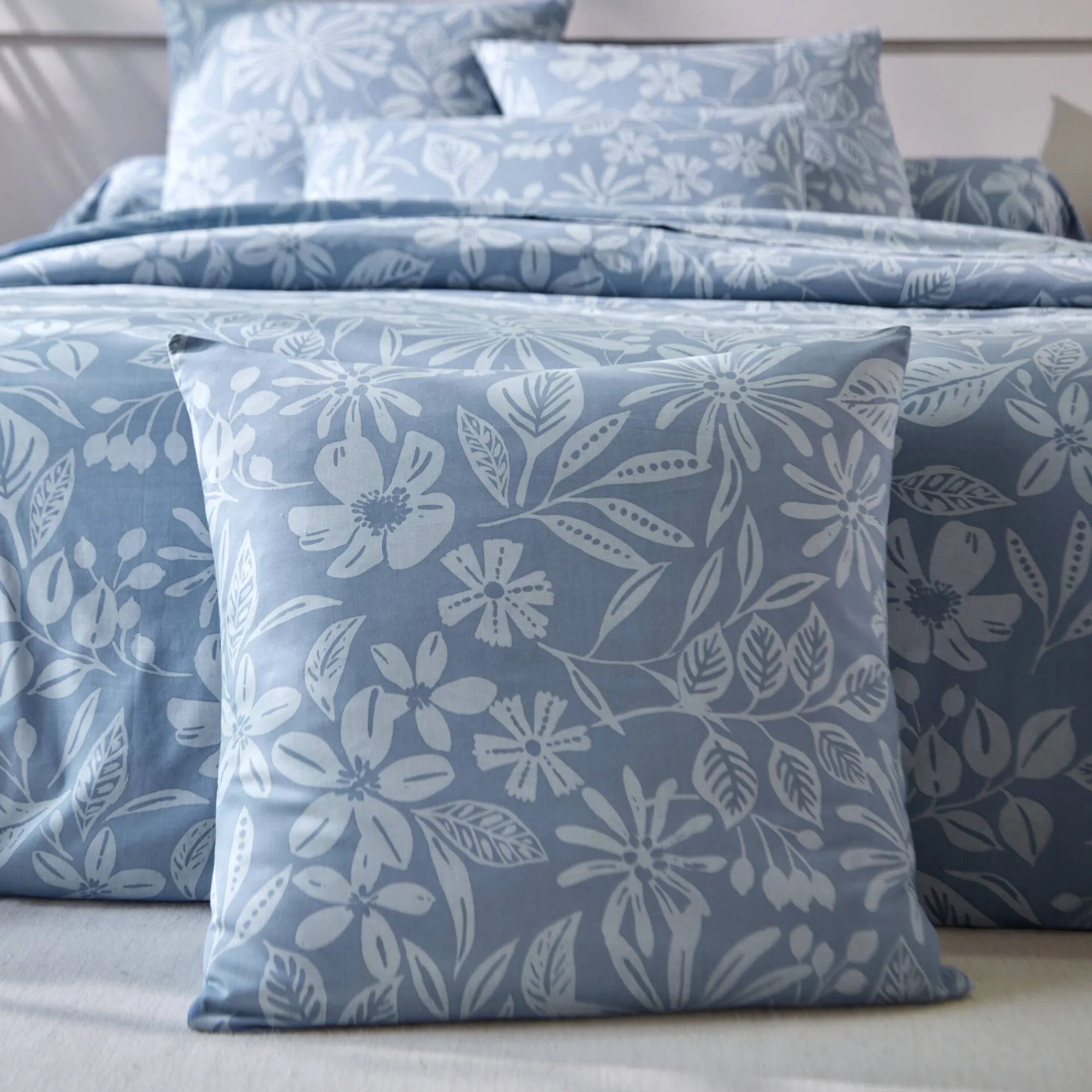 Fantasie Bedlinnen|Vlak Laken<Blancheporte Bedlinnen Céline, in katoen met bloemenprint grijsblauw