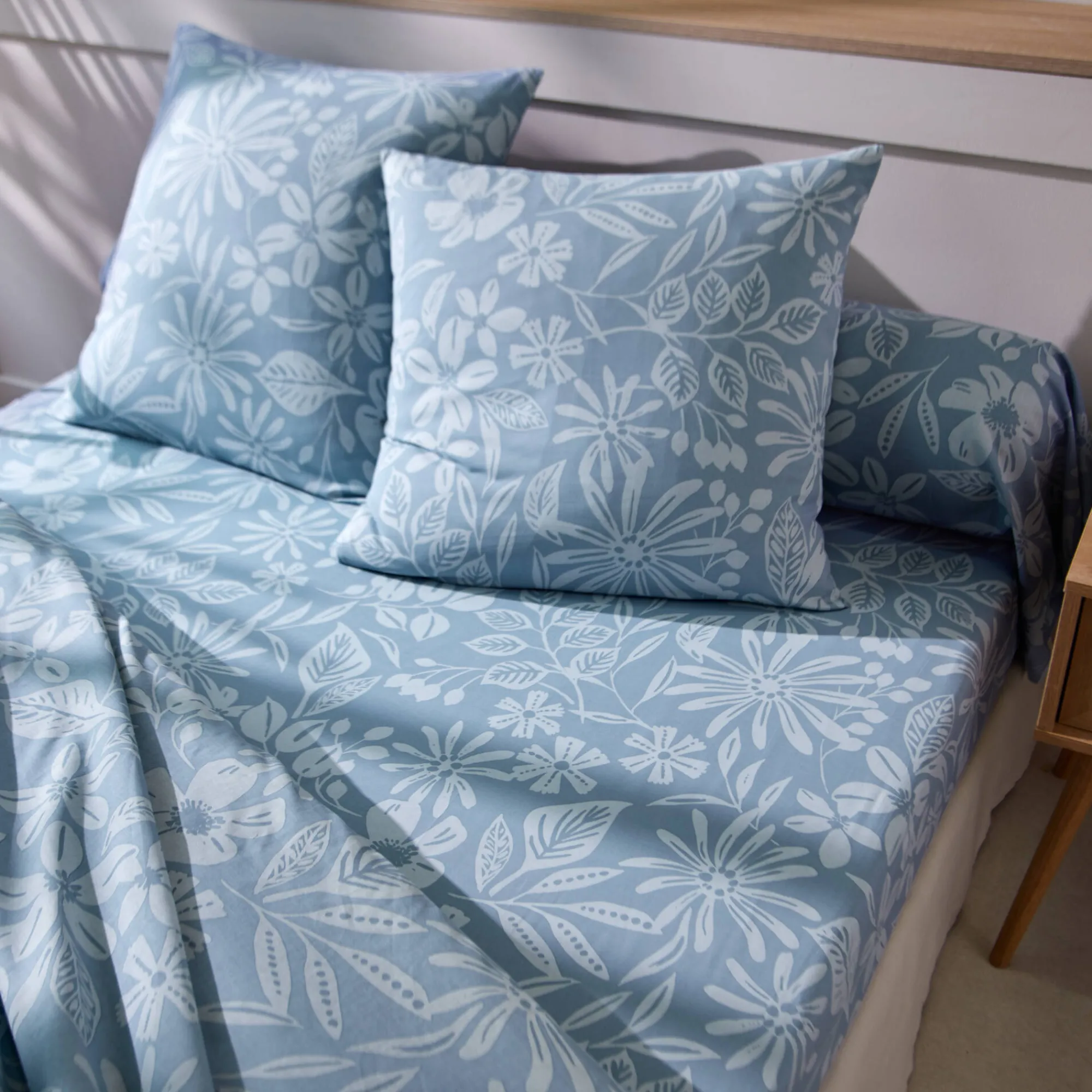 Fantasie Bedlinnen|Vlak Laken<Blancheporte Bedlinnen Céline, in katoen met bloemenprint grijsblauw