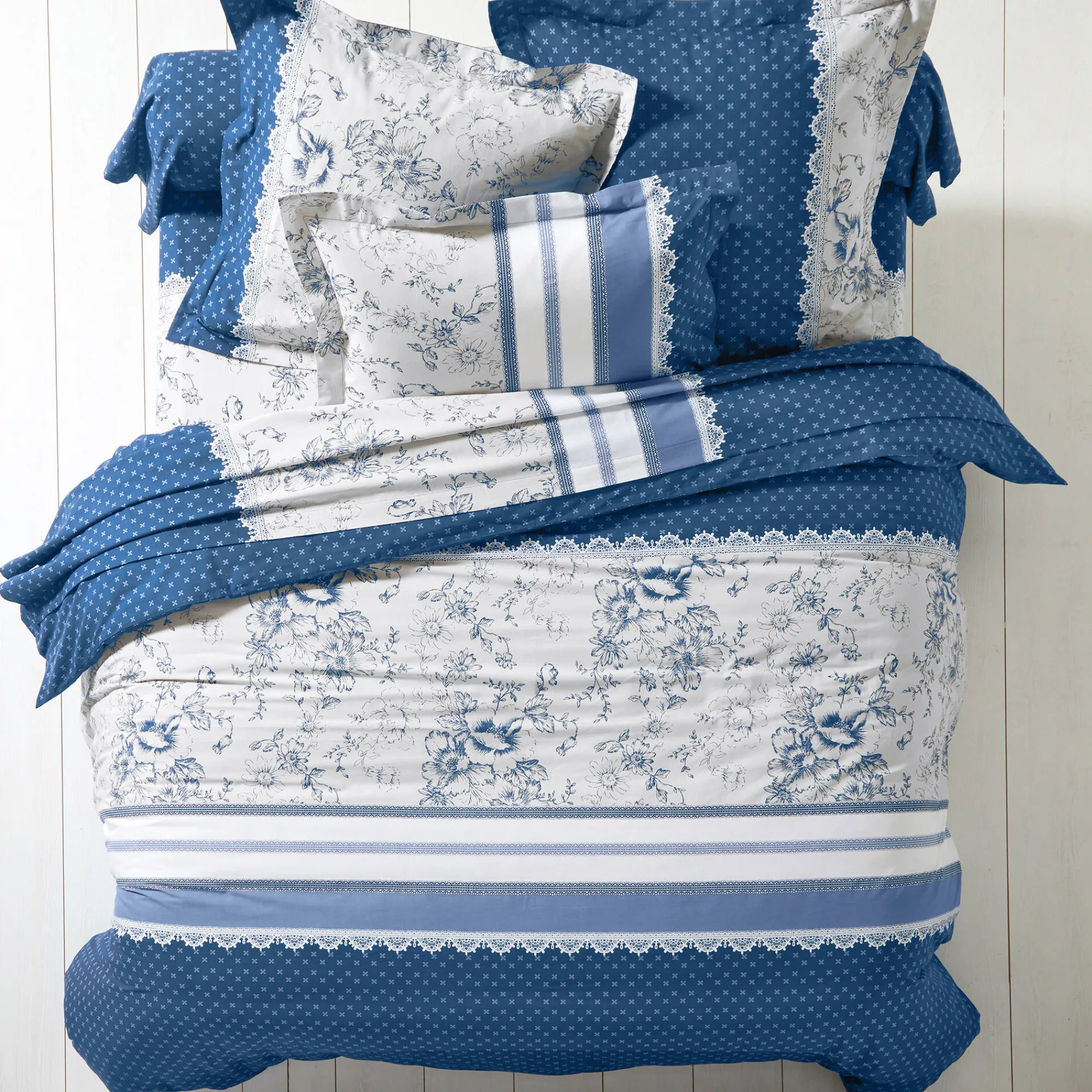 Fantasie Bedlinnen|Vlak Laken<Colombine Bedlinnen Gabrielle in flanel met bloemenprint en kant marineblauw