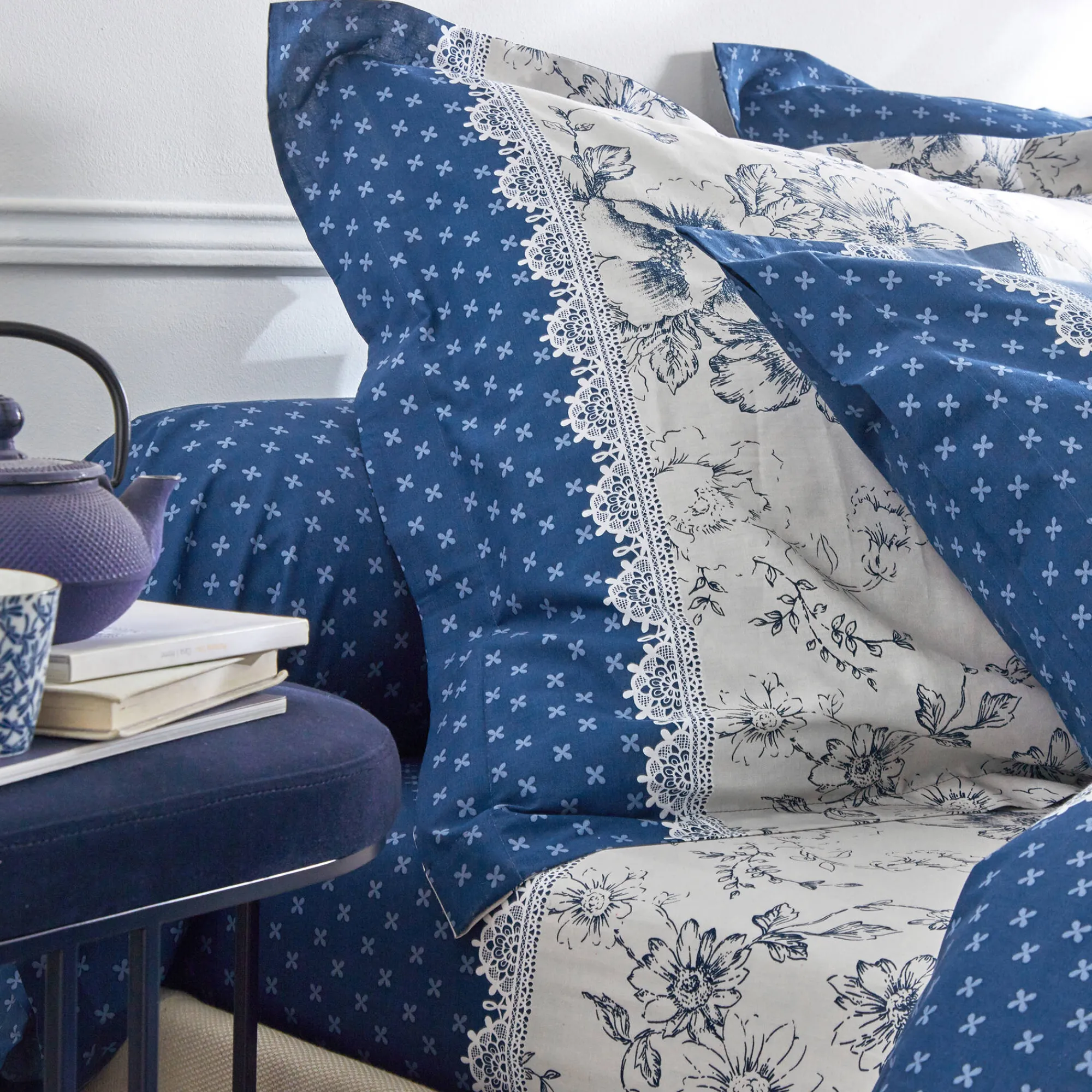 Fantasie Bedlinnen|Vlak Laken<Colombine Bedlinnen Gabrielle in flanel met bloemenprint en kant marineblauw