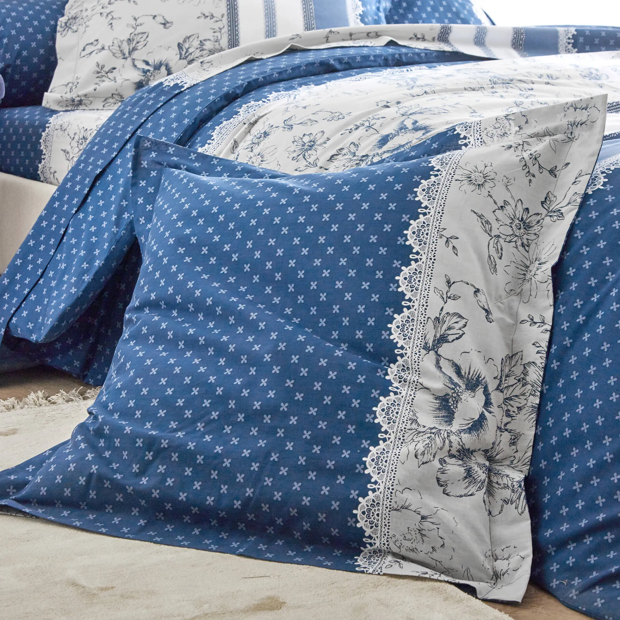 Fantasie Bedlinnen|Vlak Laken<Colombine Bedlinnen Gabrielle in flanel met bloemenprint en kant marineblauw
