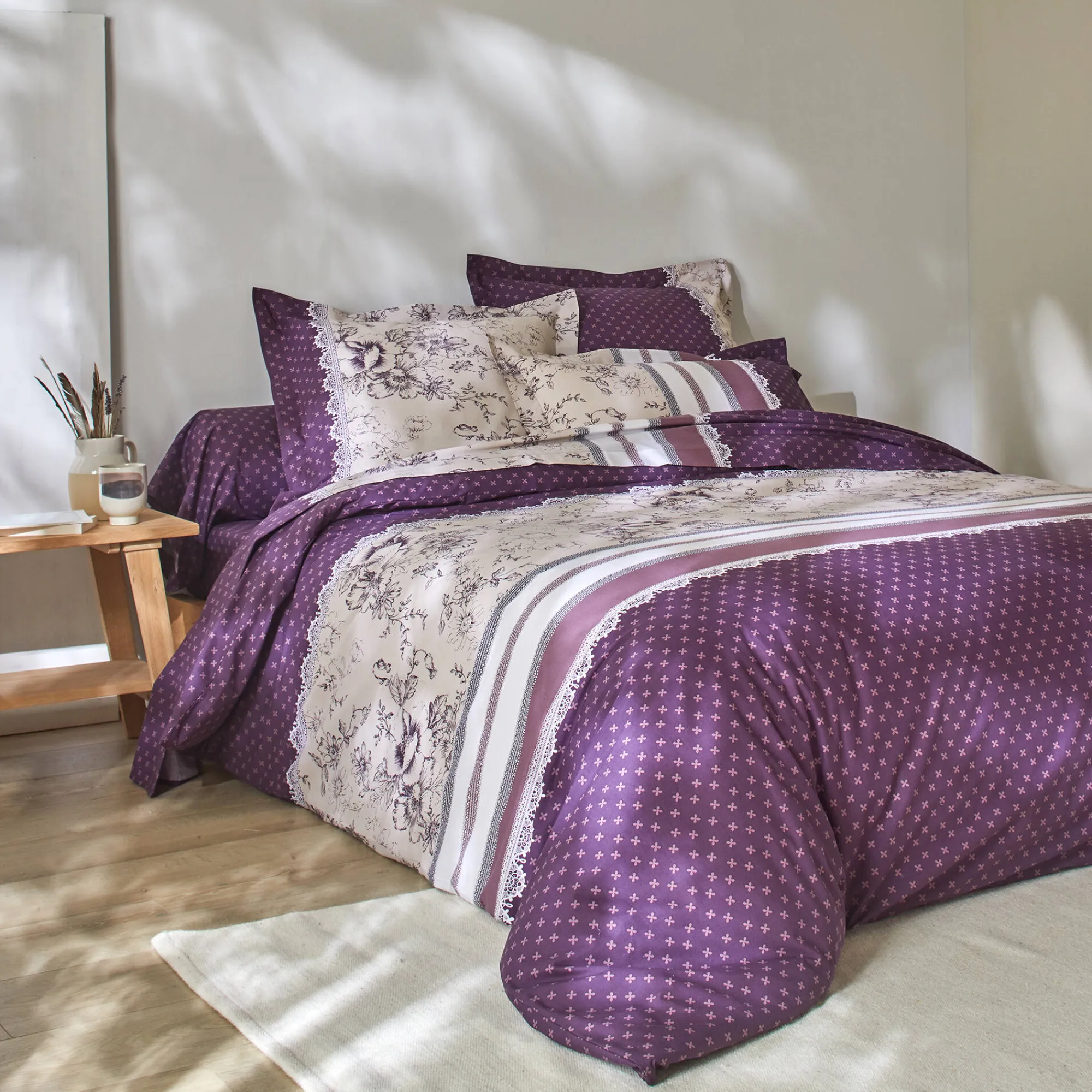 Fantasie Bedlinnen|Vlak Laken<Colombine Bedlinnen Gabrielle in flanel met bloemenprint en kant pruim