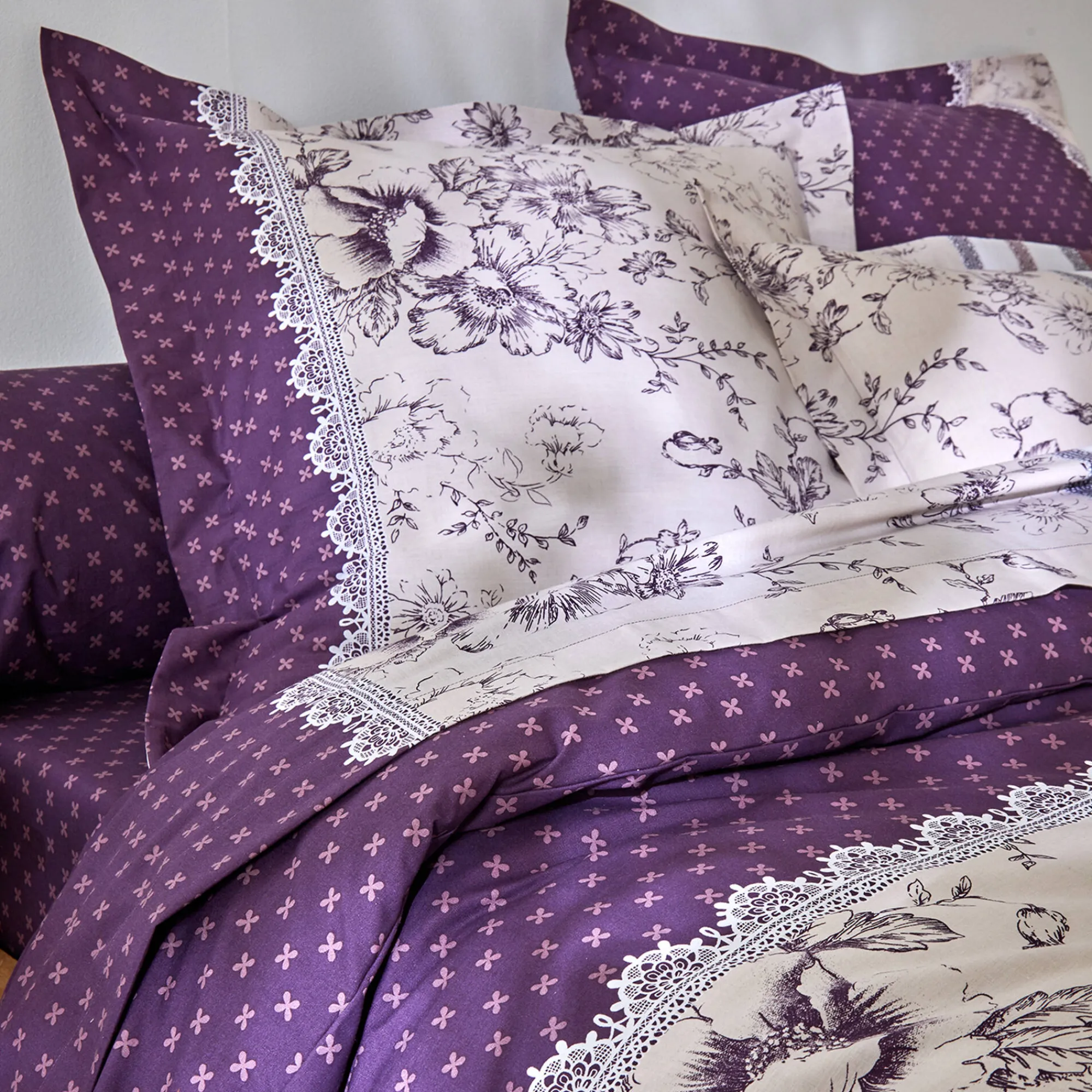 Fantasie Bedlinnen|Vlak Laken<Colombine Bedlinnen Gabrielle in flanel met bloemenprint en kant pruim