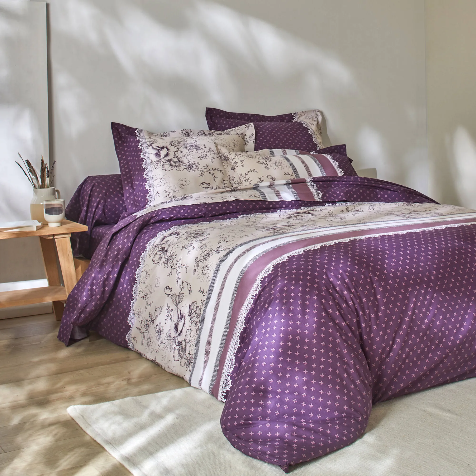 Fantasie Bedlinnen|Vlak Laken<Colombine Bedlinnen Gabrielle in flanel met bloemenprint en kant pruim