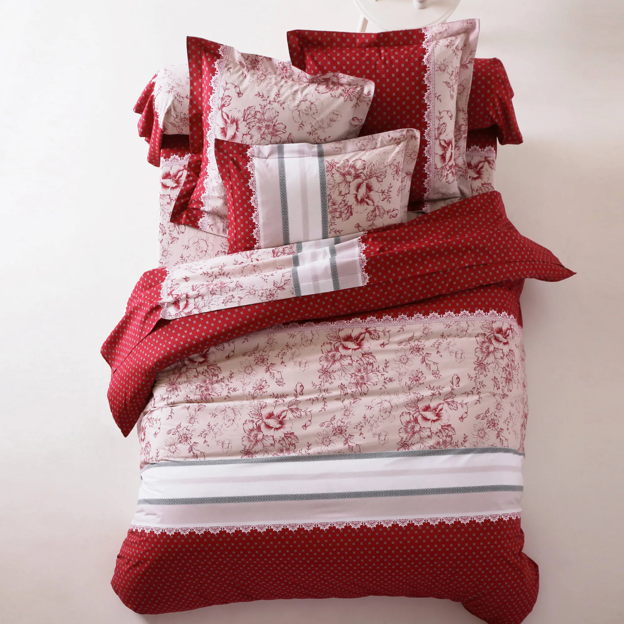 Fantasie Bedlinnen|Vlak Laken<Colombine Bedlinnen Gabrielle in flanel met bloemenprint en kant rood