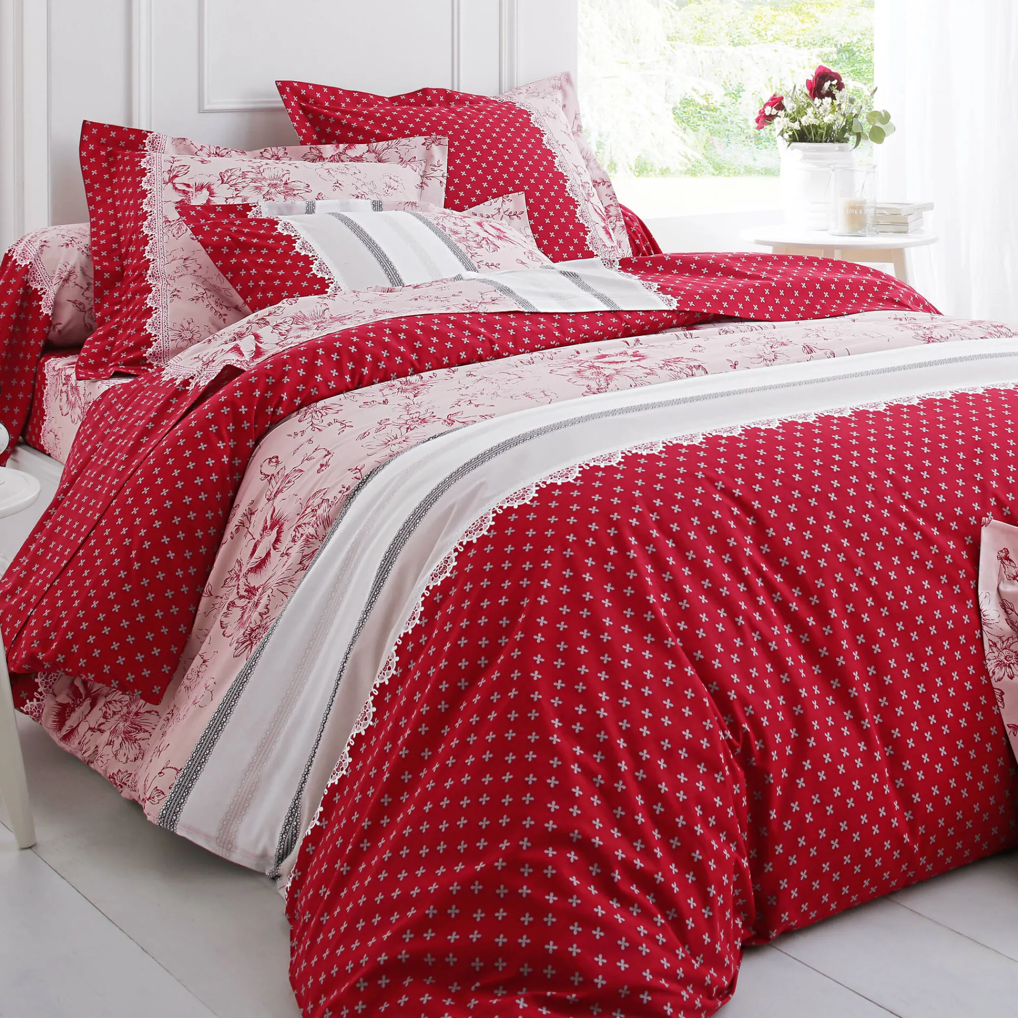 Fantasie Bedlinnen|Vlak Laken<Colombine Bedlinnen Gabrielle in flanel met bloemenprint en kant rood