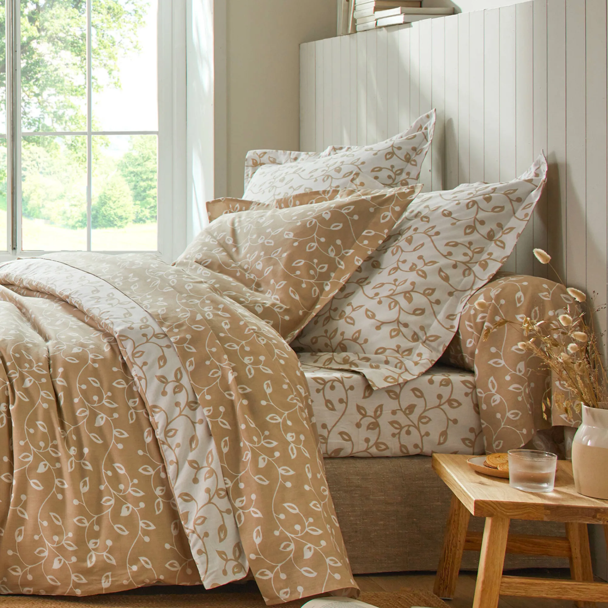Fantasie Bedlinnen|Vlak Laken<Blancheporte Bedlinnen Héritage in flanel met krulmotieven<br> wit / beige
