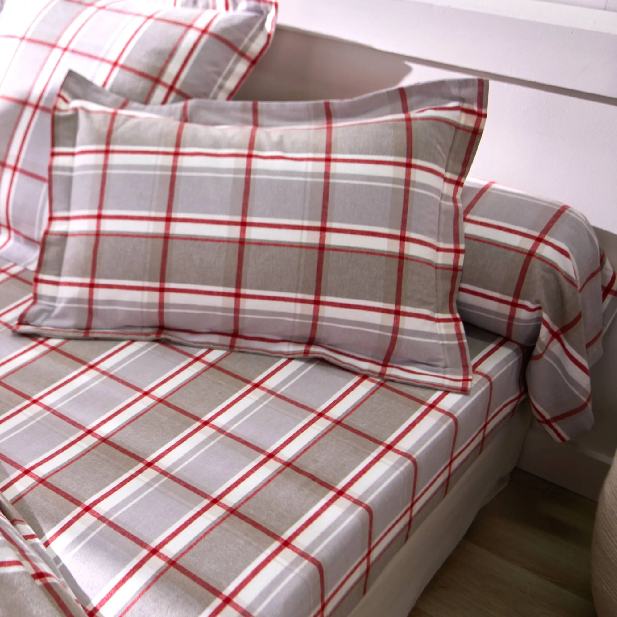 Fantasie Bedlinnen|Vlak Laken<Colombine Bedlinnen in flanel Scott, ingeweven motieven beige