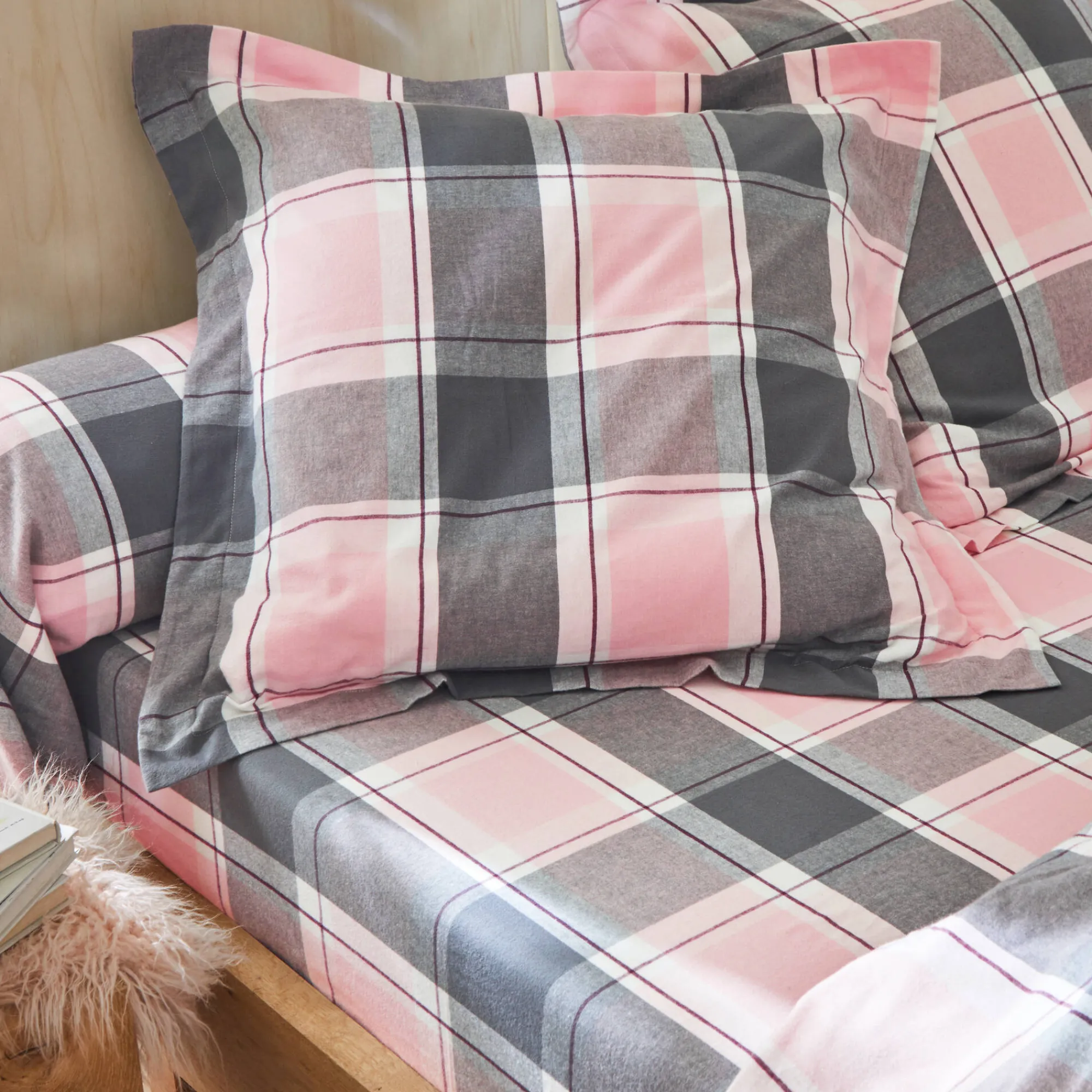 Fantasie Bedlinnen|Vlak Laken<Colombine Bedlinnen in flanel Scott, ingeweven motieven roze