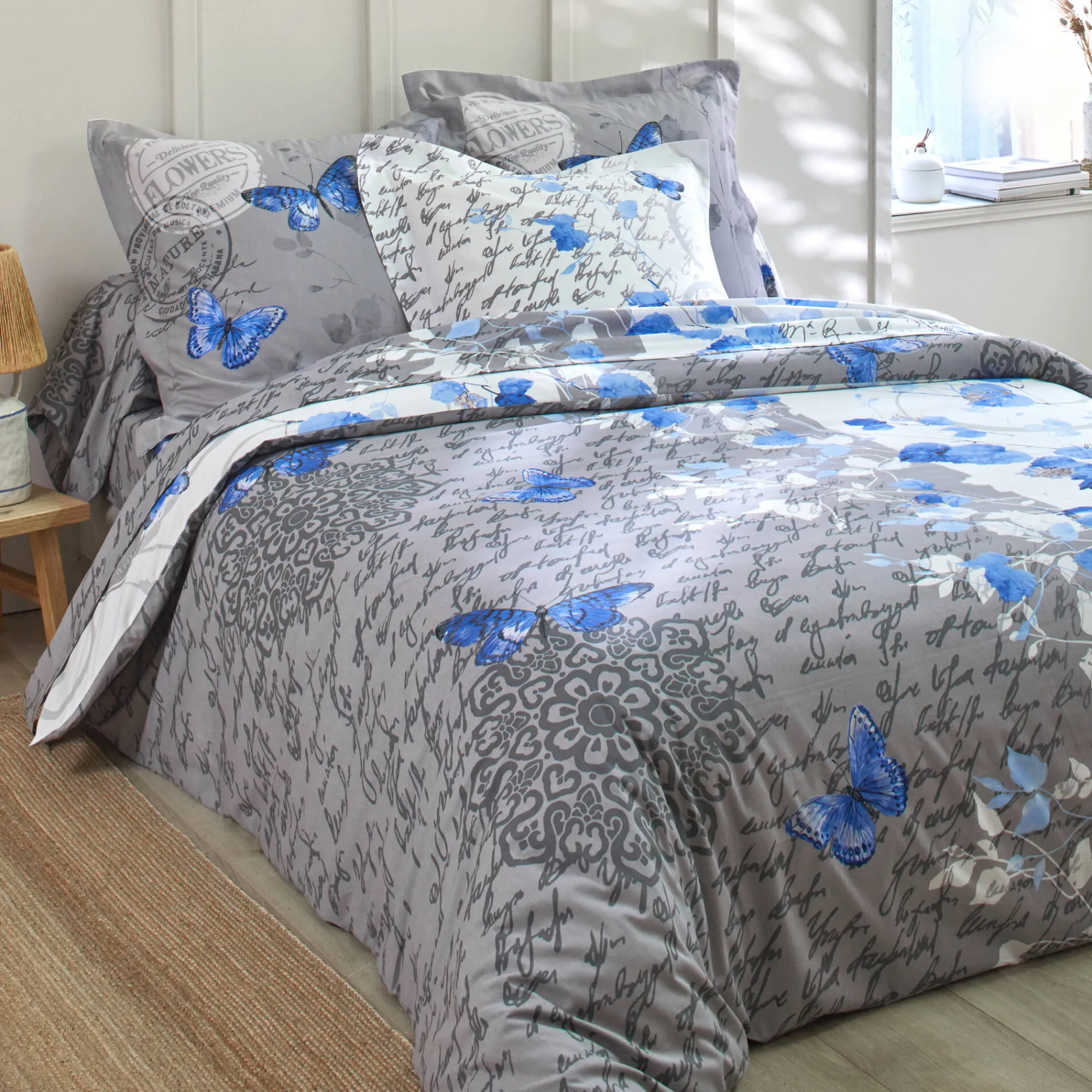 Fantasie Bedlinnen|Vlak Laken<Colombine Bedlinnen in katoen Célestine met bloem- en vlindermotieven blauw / grijs