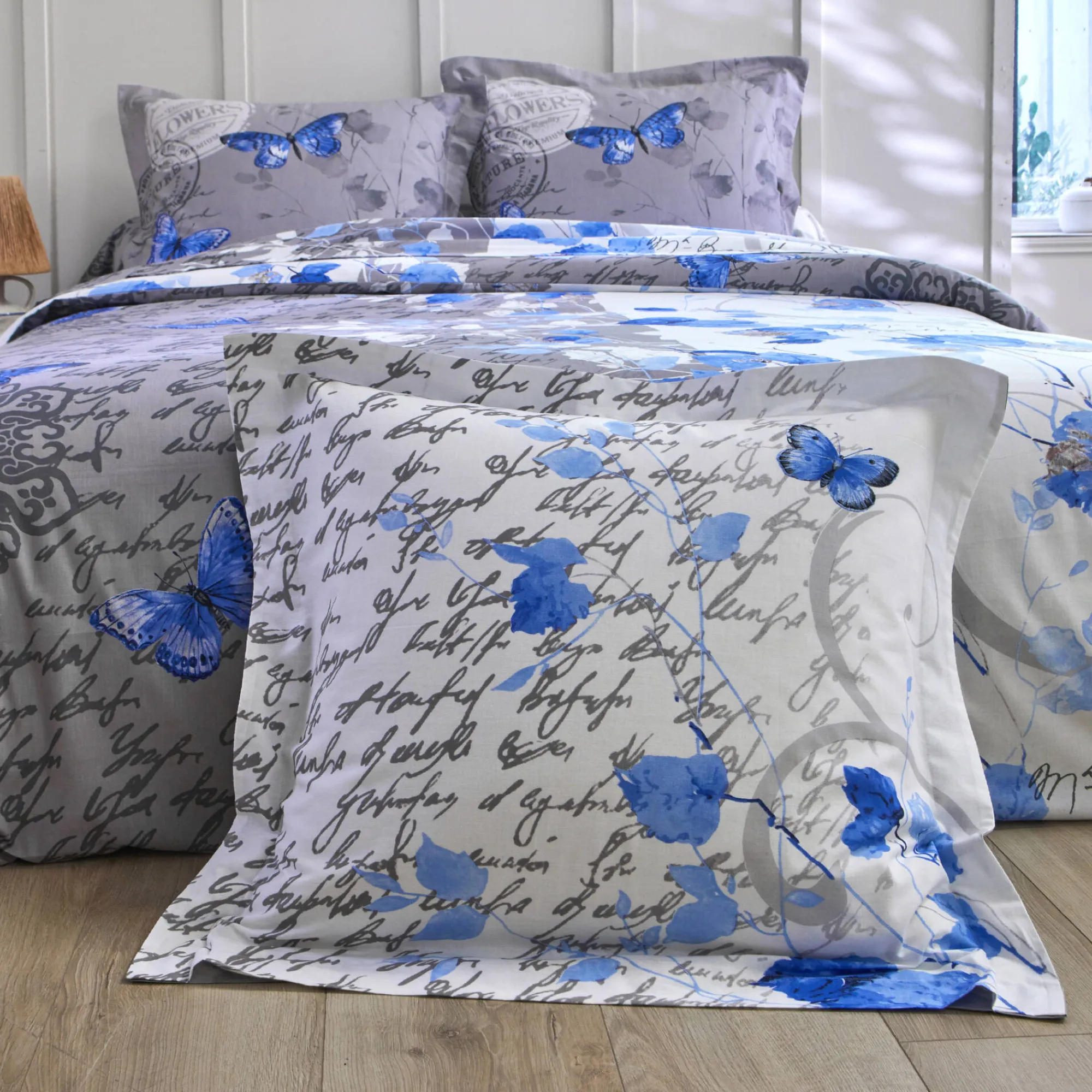 Fantasie Bedlinnen|Vlak Laken<Colombine Bedlinnen in katoen Célestine met bloem- en vlindermotieven blauw / grijs