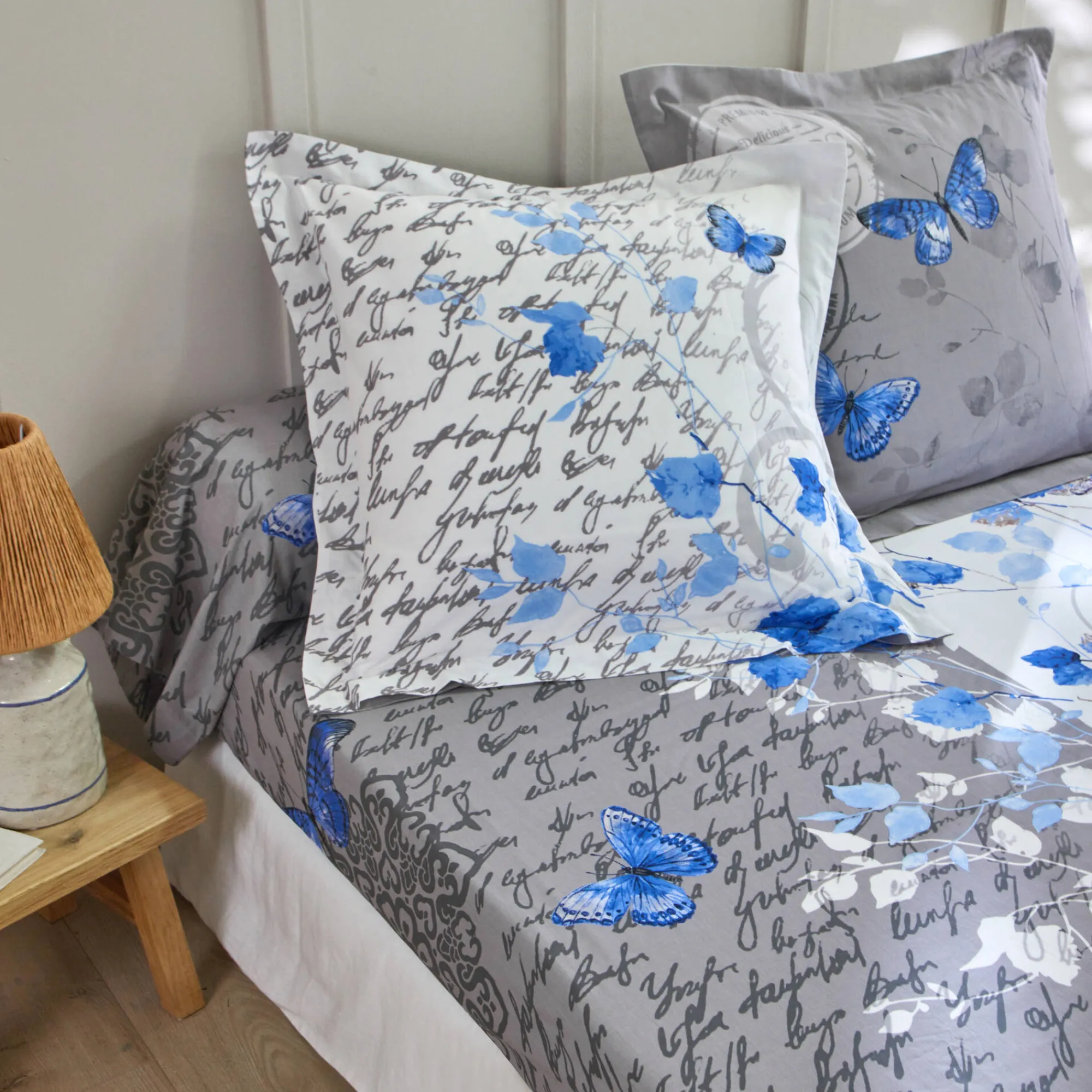 Fantasie Bedlinnen|Vlak Laken<Colombine Bedlinnen in katoen Célestine met bloem- en vlindermotieven blauw / grijs
