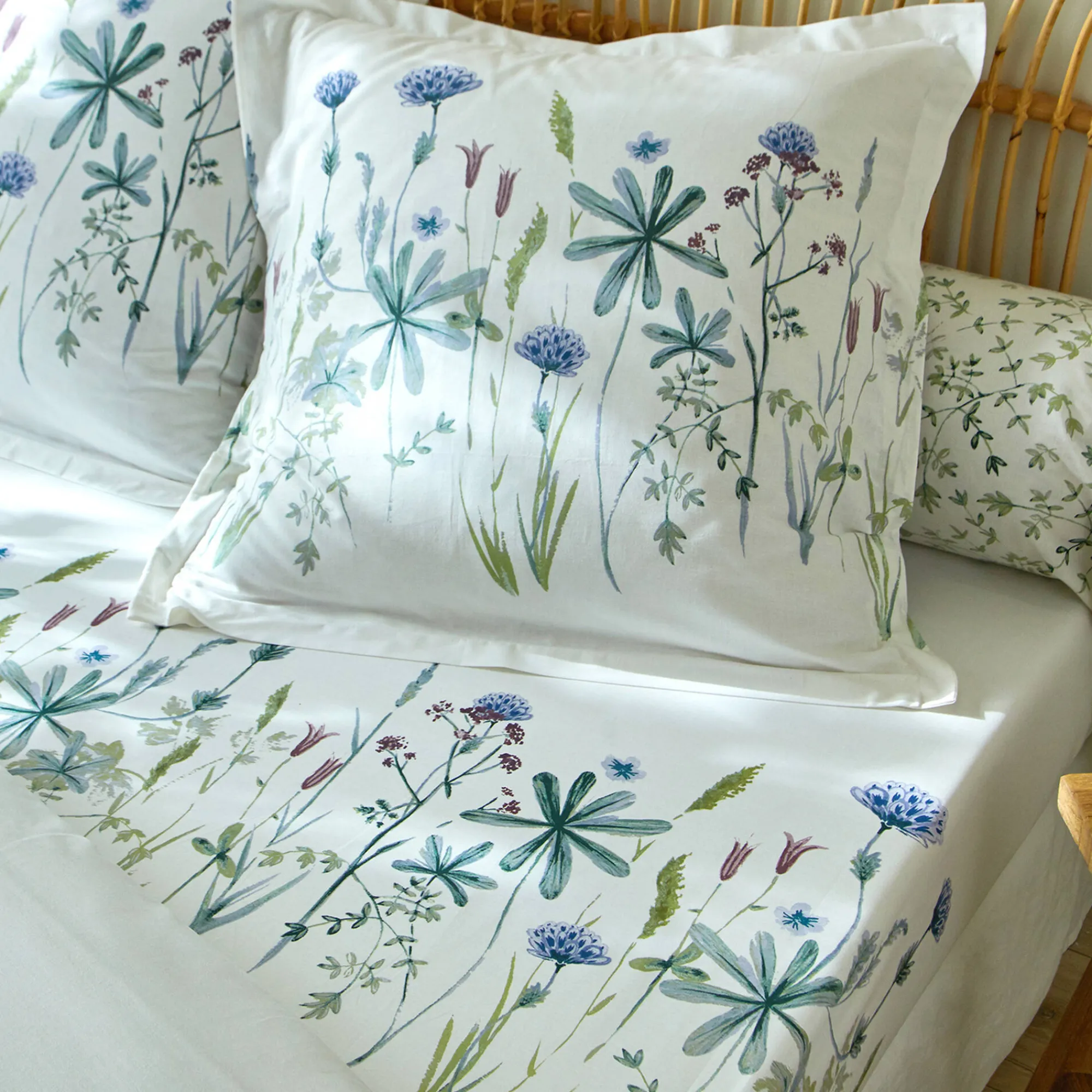 Fantasie Bedlinnen|Vlak Laken<Colombine Bedlinnen Julie in katoen met plantenprint wit / blauw