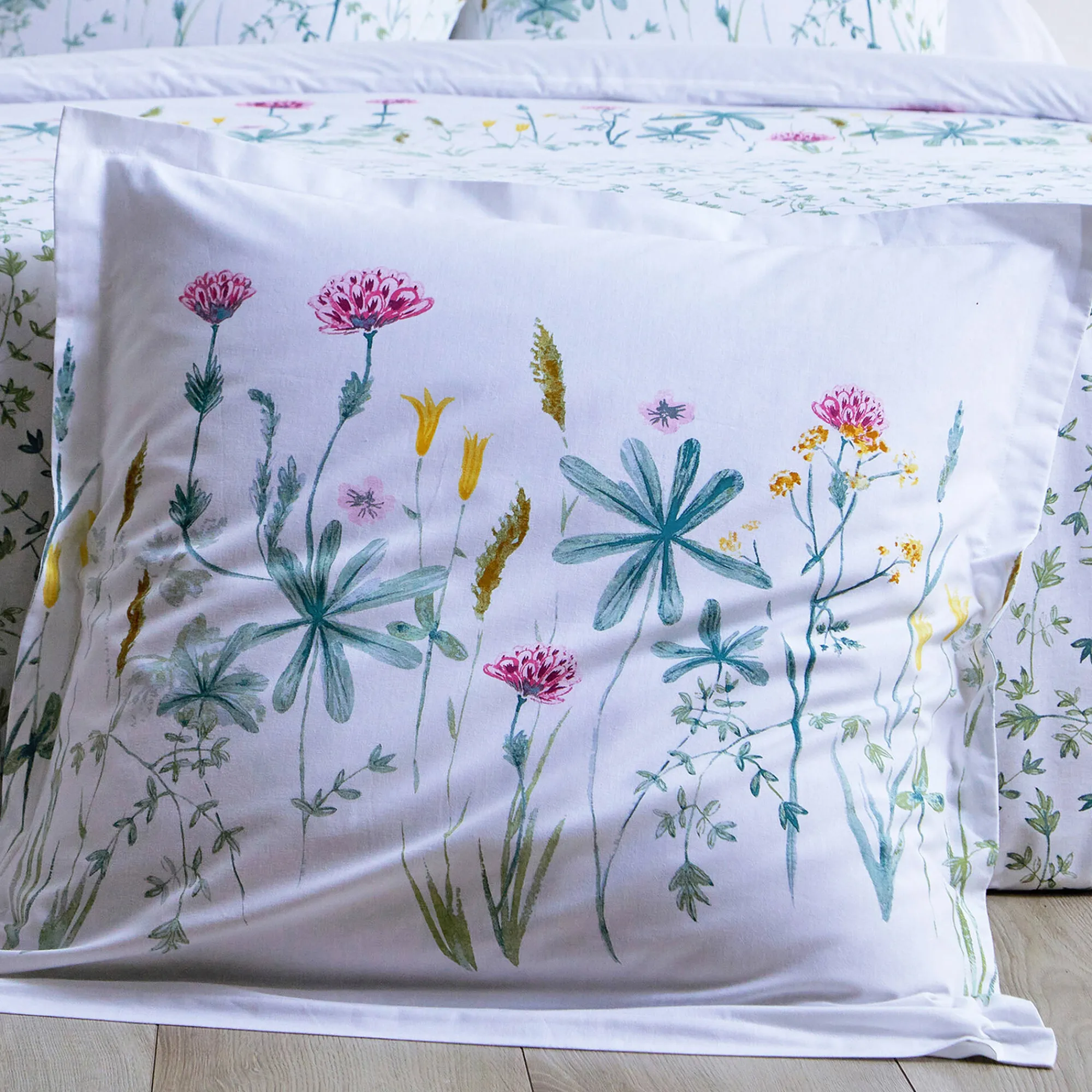Fantasie Bedlinnen|Vlak Laken<Colombine Bedlinnen Julie in katoen met plantenprint wit / roze