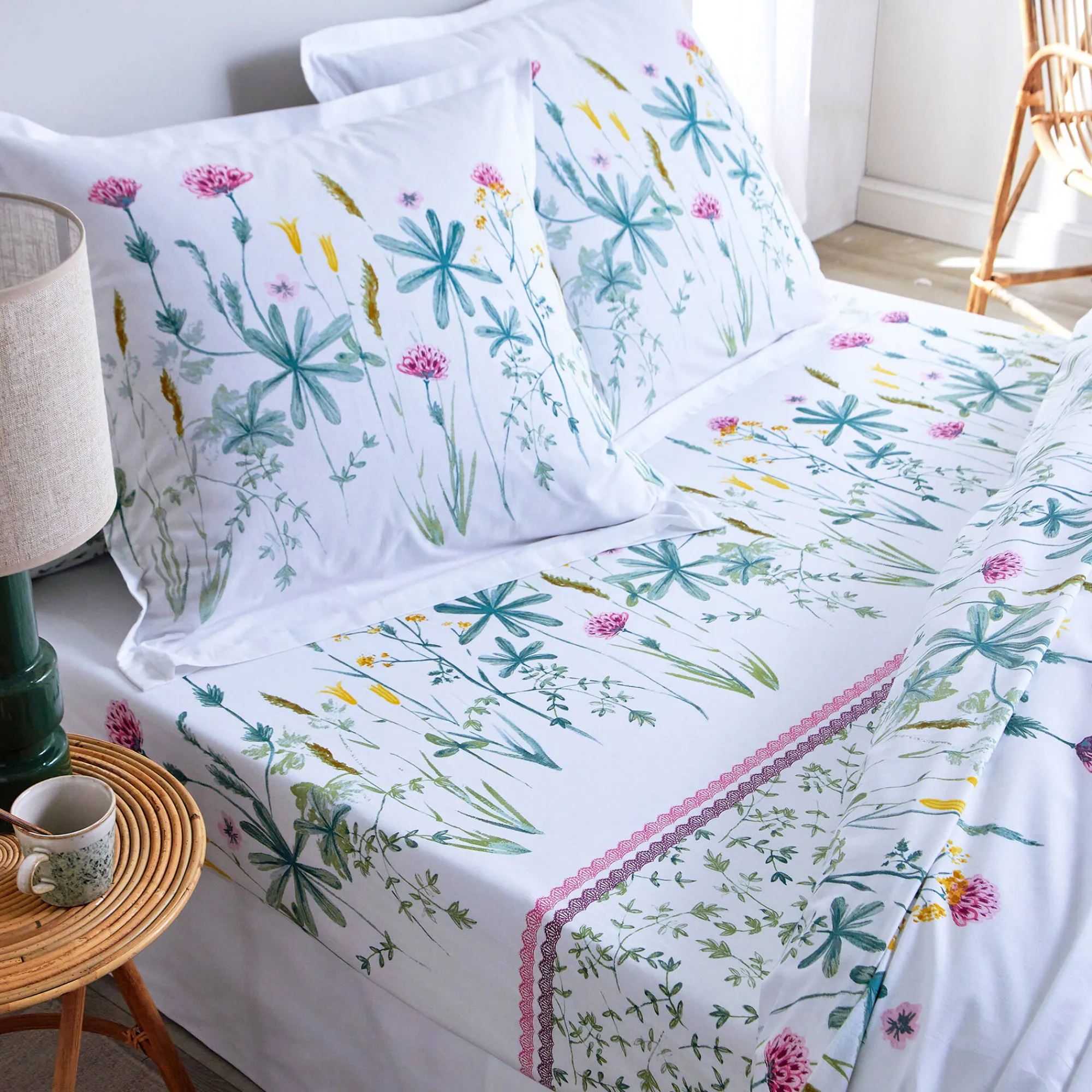 Fantasie Bedlinnen|Vlak Laken<Colombine Bedlinnen Julie in katoen met plantenprint wit / roze