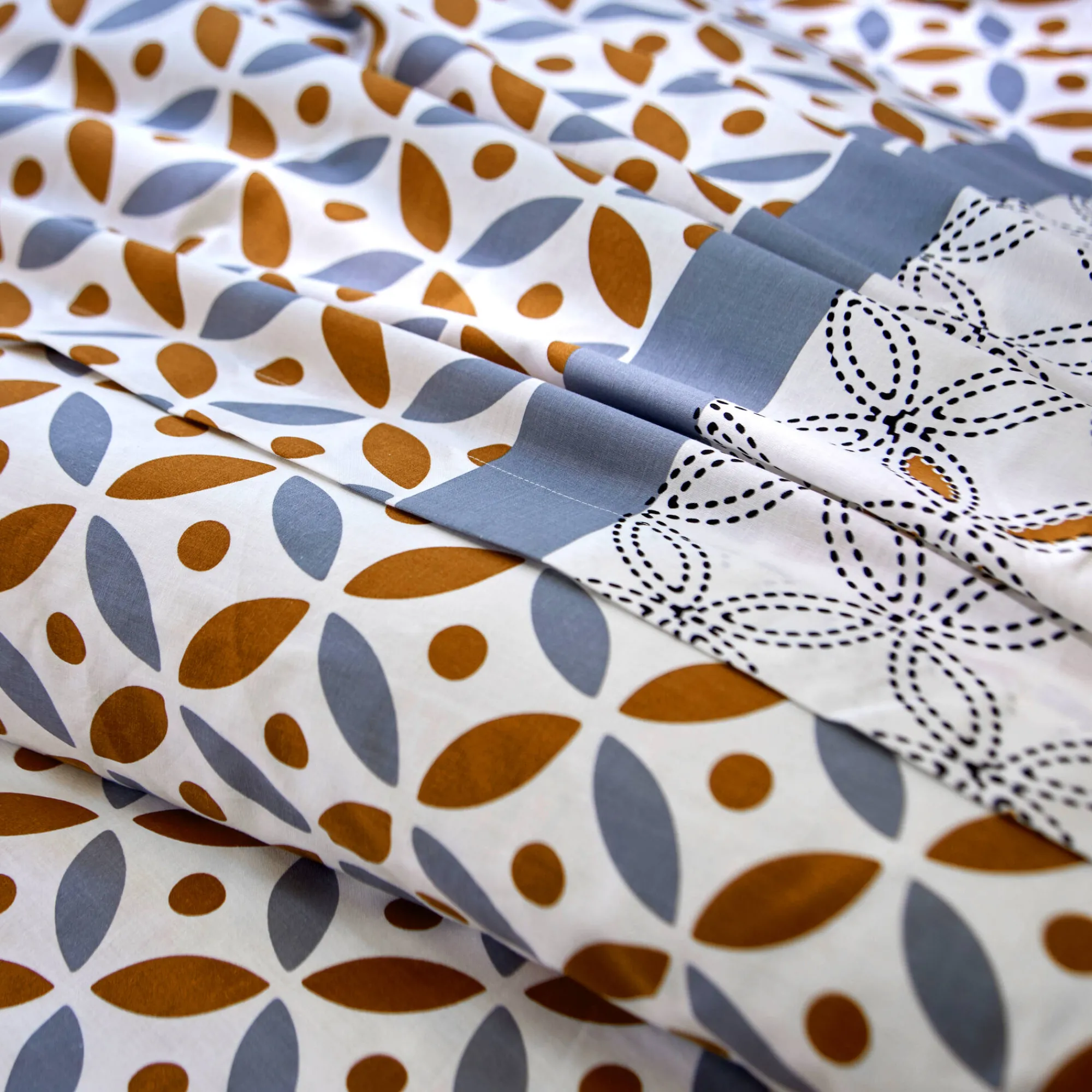 Fantasie Bedlinnen|Vlak Laken<Colombine Bedlinnen Marlox in katoen met geometrische motieven grijs / karamel