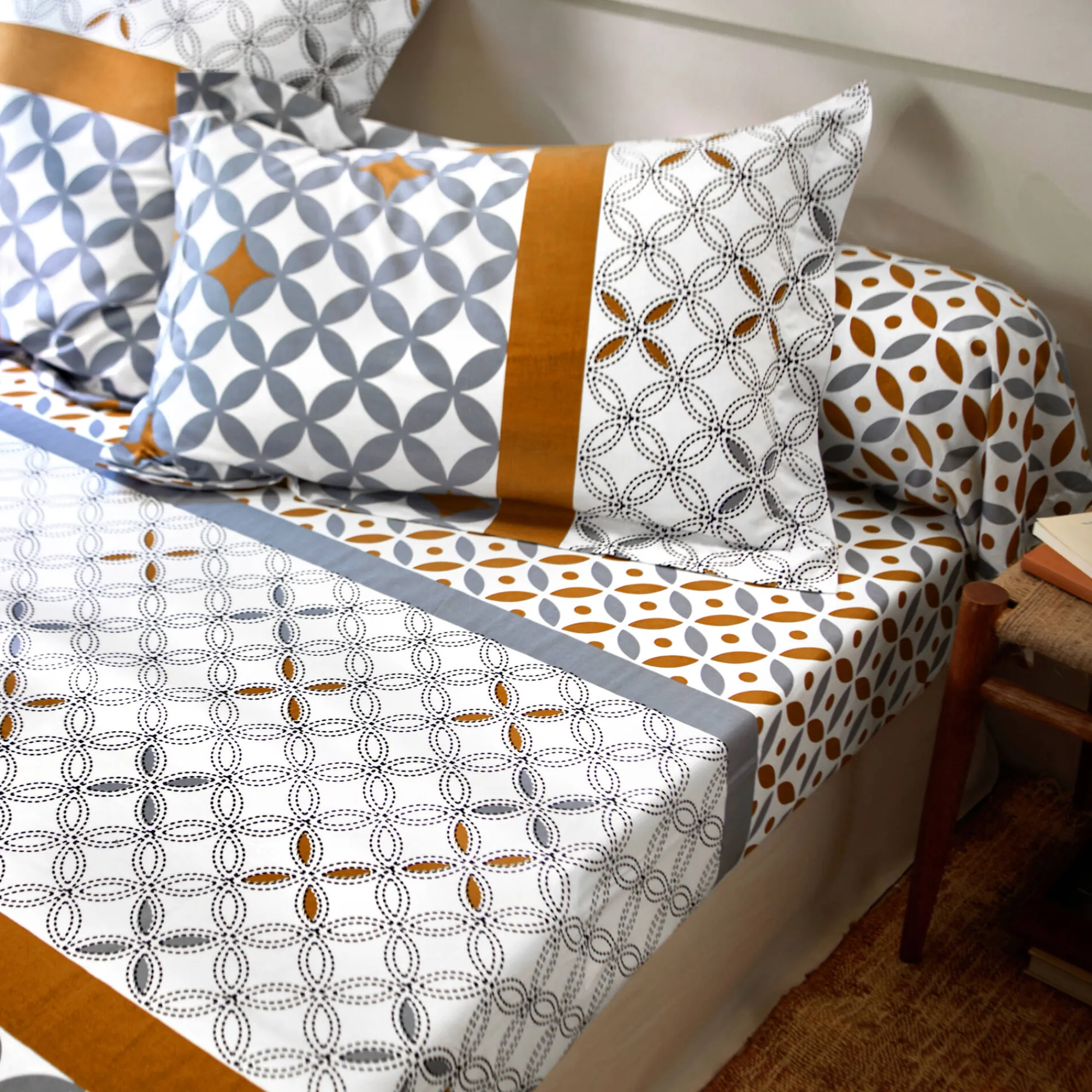 Fantasie Bedlinnen|Vlak Laken<Colombine Bedlinnen Marlox in katoen met geometrische motieven grijs / karamel