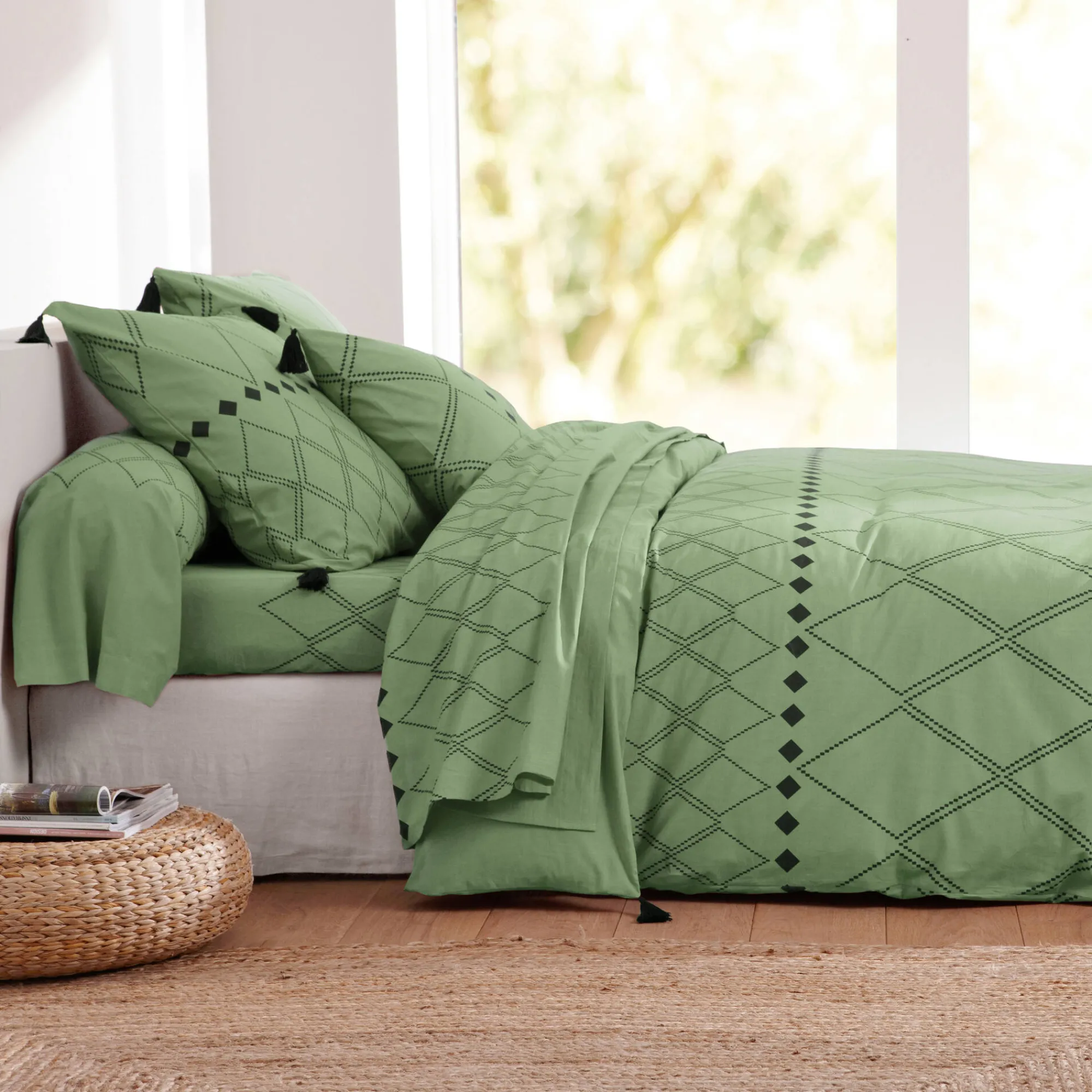 Fantasie Bedlinnen|Kussensloop<Blancheporte Bedlinnen Massai, in katoen met grafische motieven, afgewerkt met pompons olijfgroen