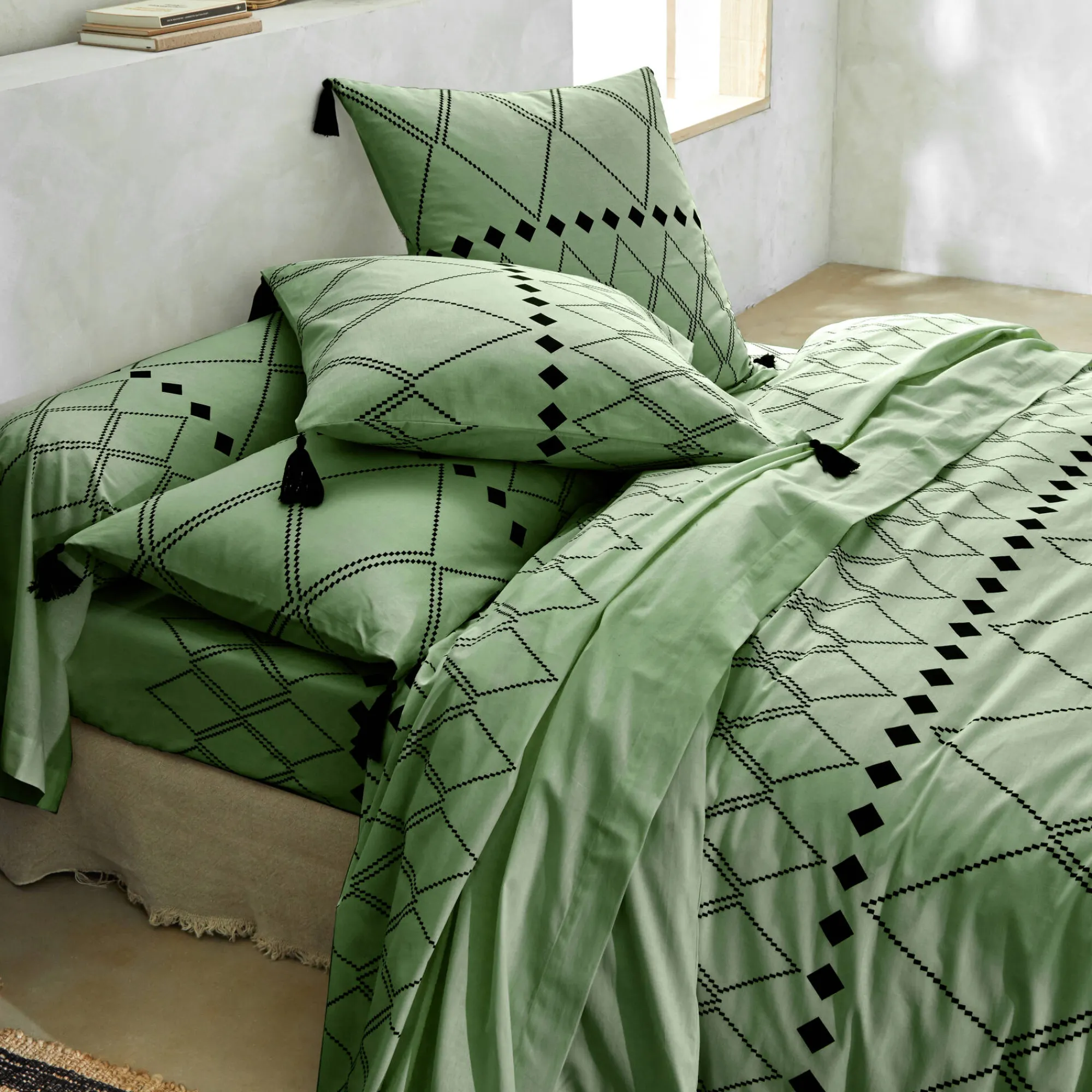 Fantasie Bedlinnen|Kussensloop<Blancheporte Bedlinnen Massai, in katoen met grafische motieven, afgewerkt met pompons olijfgroen