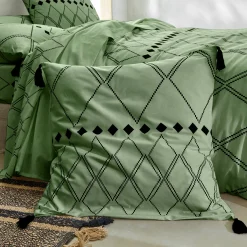 Fantasie Bedlinnen|Kussensloop<Blancheporte Bedlinnen Massai, in katoen met grafische motieven, afgewerkt met pompons olijfgroen