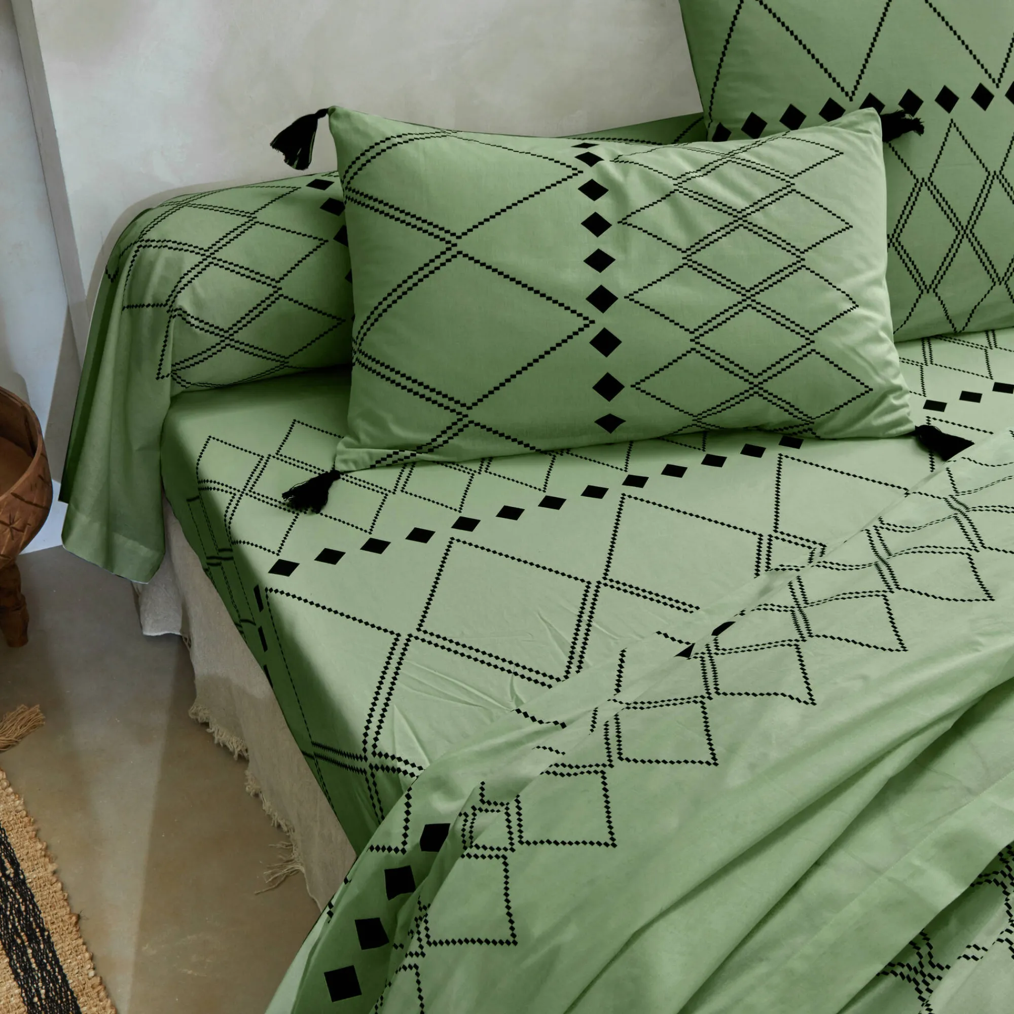 Fantasie Bedlinnen|Kussensloop<Blancheporte Bedlinnen Massai, in katoen met grafische motieven, afgewerkt met pompons olijfgroen