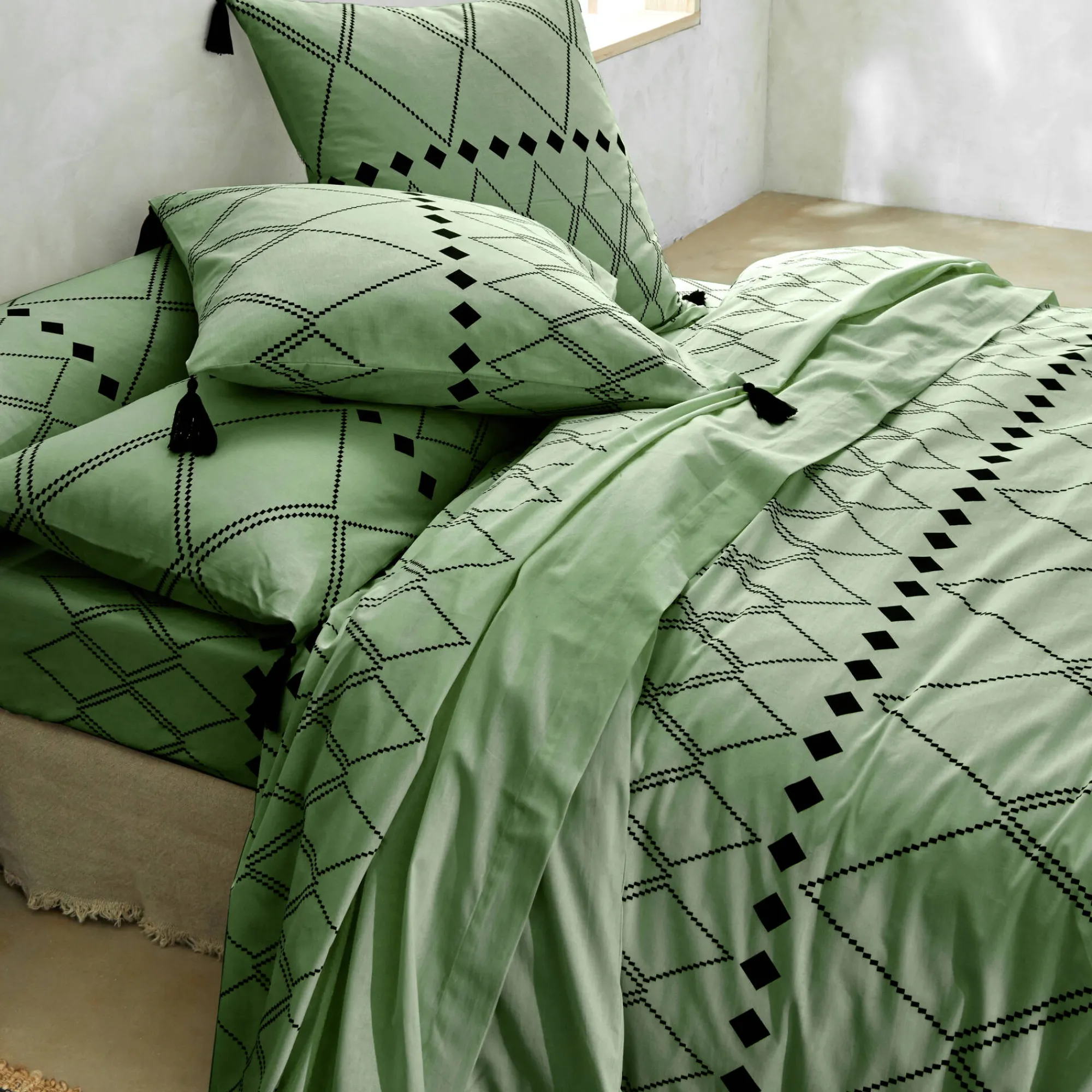 Fantasie Bedlinnen|Kussensloop<Blancheporte Bedlinnen Massai, in katoen met grafische motieven, afgewerkt met pompons olijfgroen