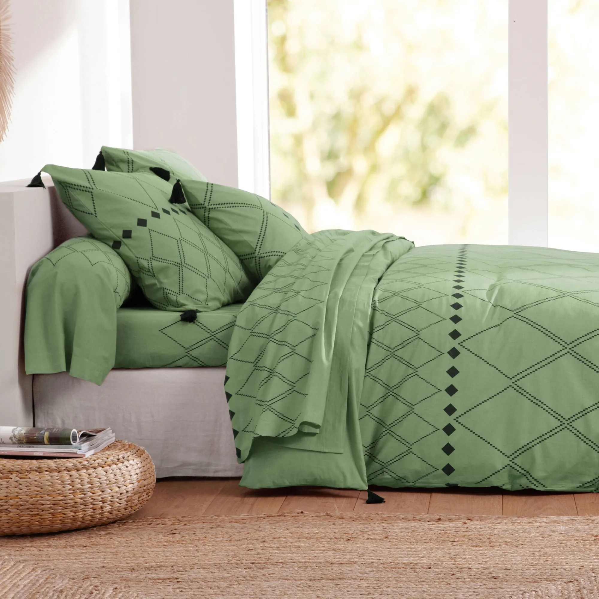 Fantasie Bedlinnen|Kussensloop<Blancheporte Bedlinnen Massai, in katoen met grafische motieven, afgewerkt met pompons olijfgroen
