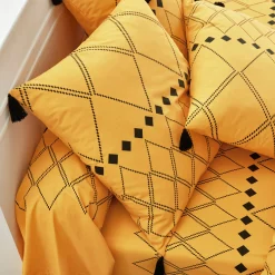 Fantasie Bedlinnen|Vlak Laken<Blancheporte Bedlinnen Massai, in katoen met grafische motieven, afgewerkt met pompons kerrie