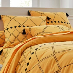 Fantasie Bedlinnen|Vlak Laken<Blancheporte Bedlinnen Massai, in katoen met grafische motieven, afgewerkt met pompons kerrie