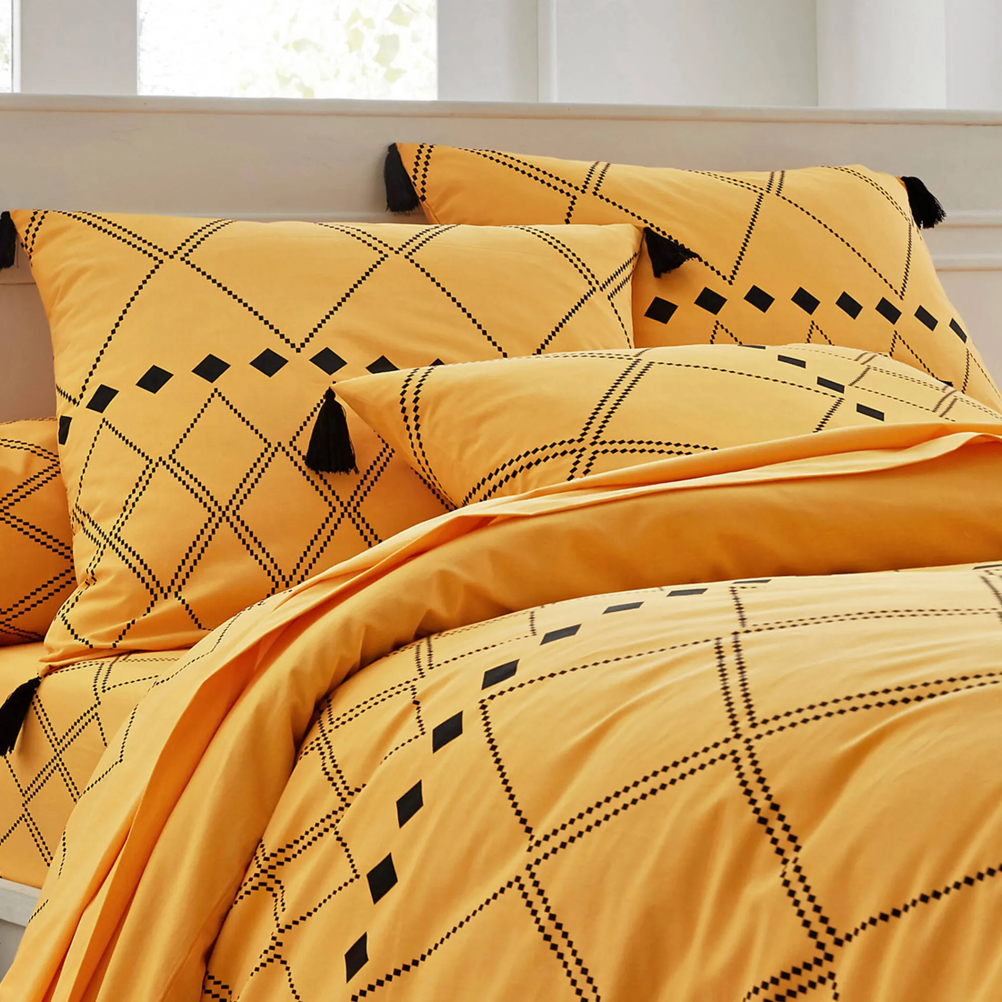 Fantasie Bedlinnen|Vlak Laken<Blancheporte Bedlinnen Massai, in katoen met grafische motieven, afgewerkt met pompons kerrie