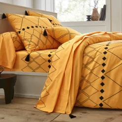 Fantasie Bedlinnen|Vlak Laken<Blancheporte Bedlinnen Massai, in katoen met grafische motieven, afgewerkt met pompons kerrie