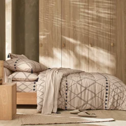 Fantasie Bedlinnen|Vlak Laken<Blancheporte Bedlinnen Massai, in katoen met grafische motieven, afgewerkt met pompons beige